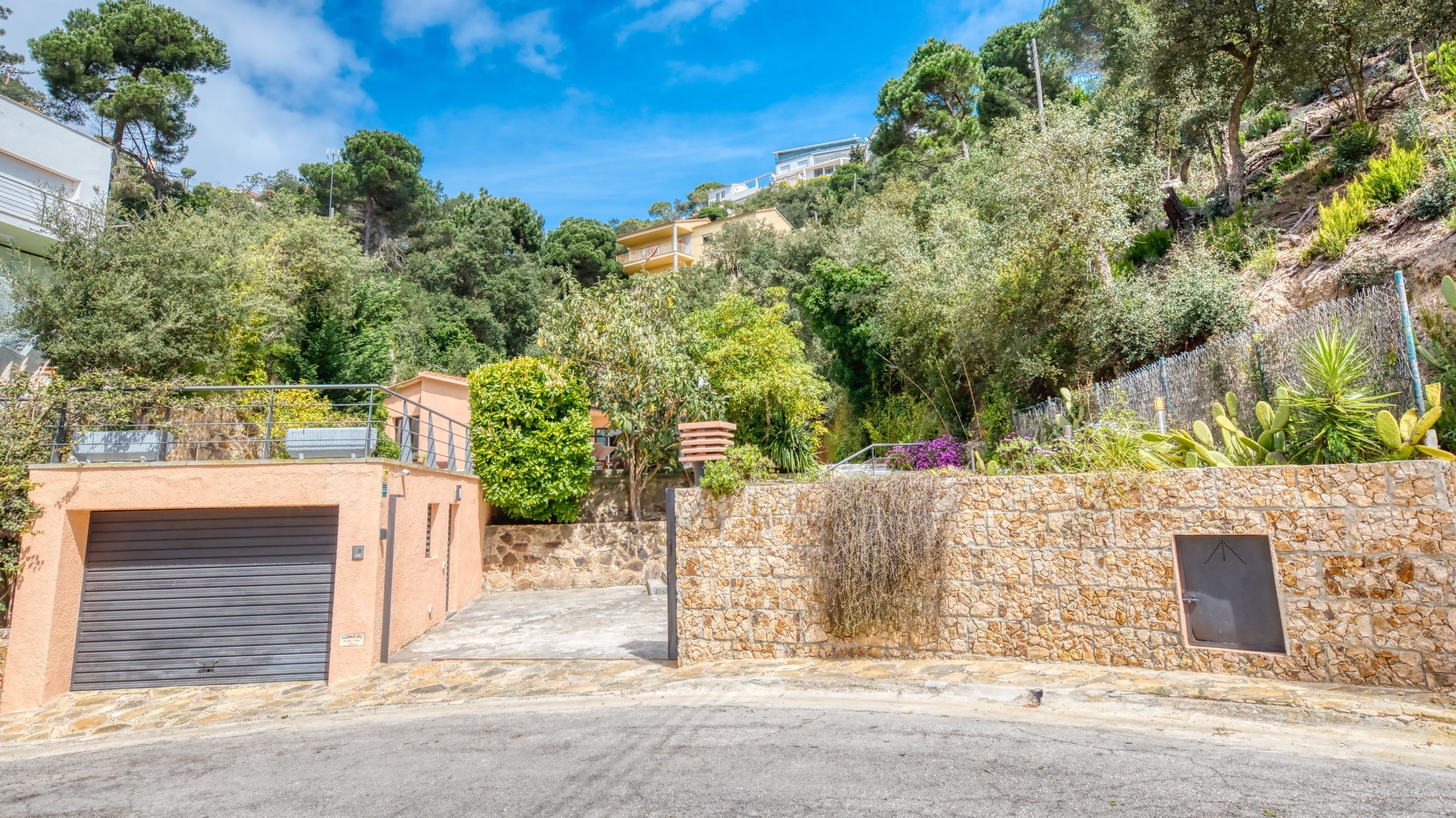 Holiday villas Costa Brava Spain - Villa Olivia - Street view arrival at property