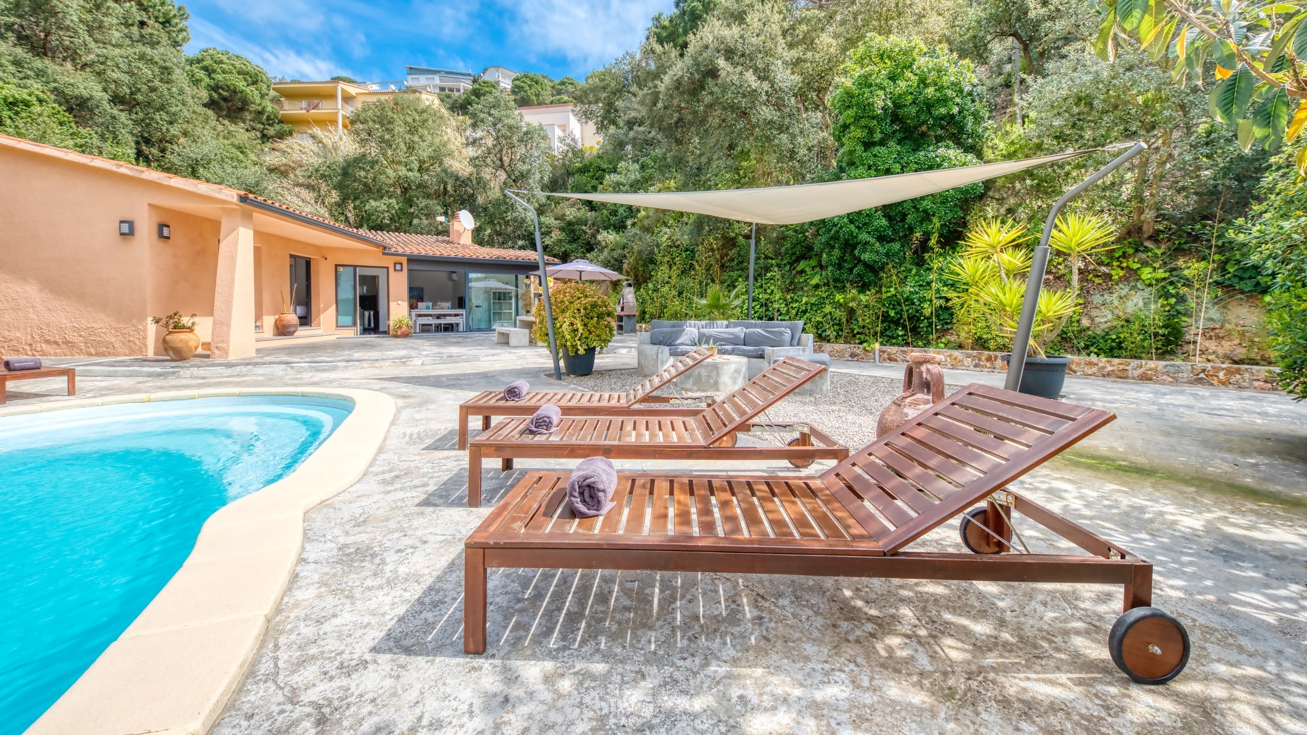 Holiday villas Costa Brava Spain - Villa Olivia - Sunbeds