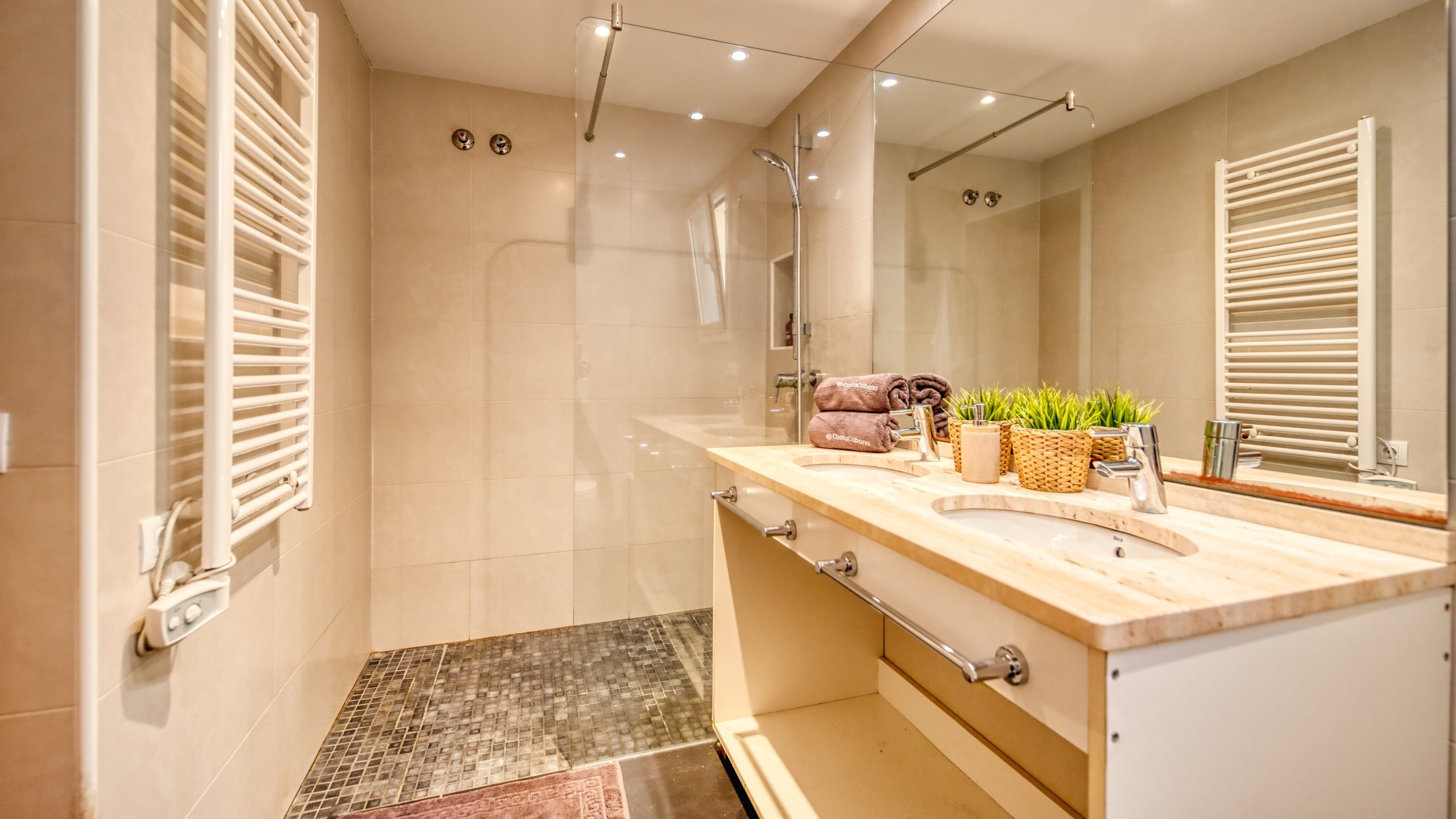 Holiday villas Costa Brava Spain - Villa Santa Cristina - Bathroom