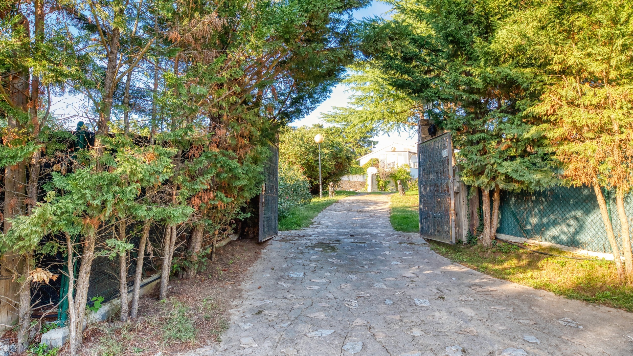 Holiday villas Costa Brava Countryside Spain - Villa Can Bernardi - Street view arrival at property