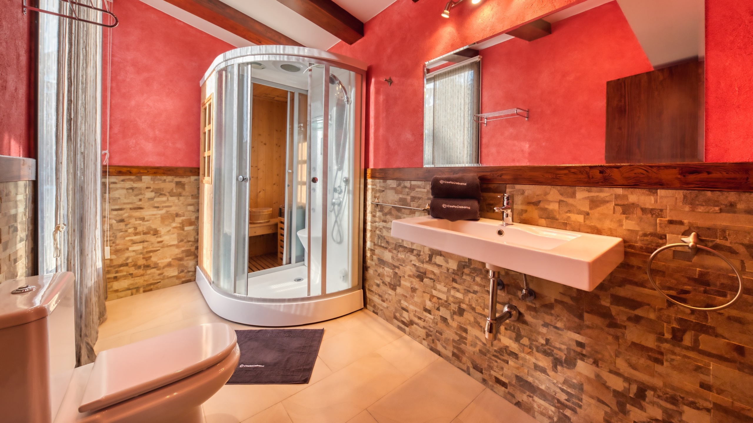 Holiday villas Costa Brava Countryside Spain - Villa Can Bernardi - En-suite bathroom