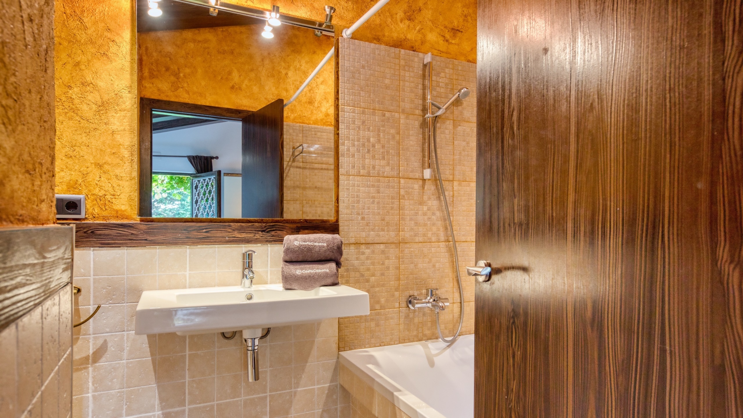 Holiday villas Costa Brava Countryside Spain - Villa Can Bernardi - En-suite bathroom
