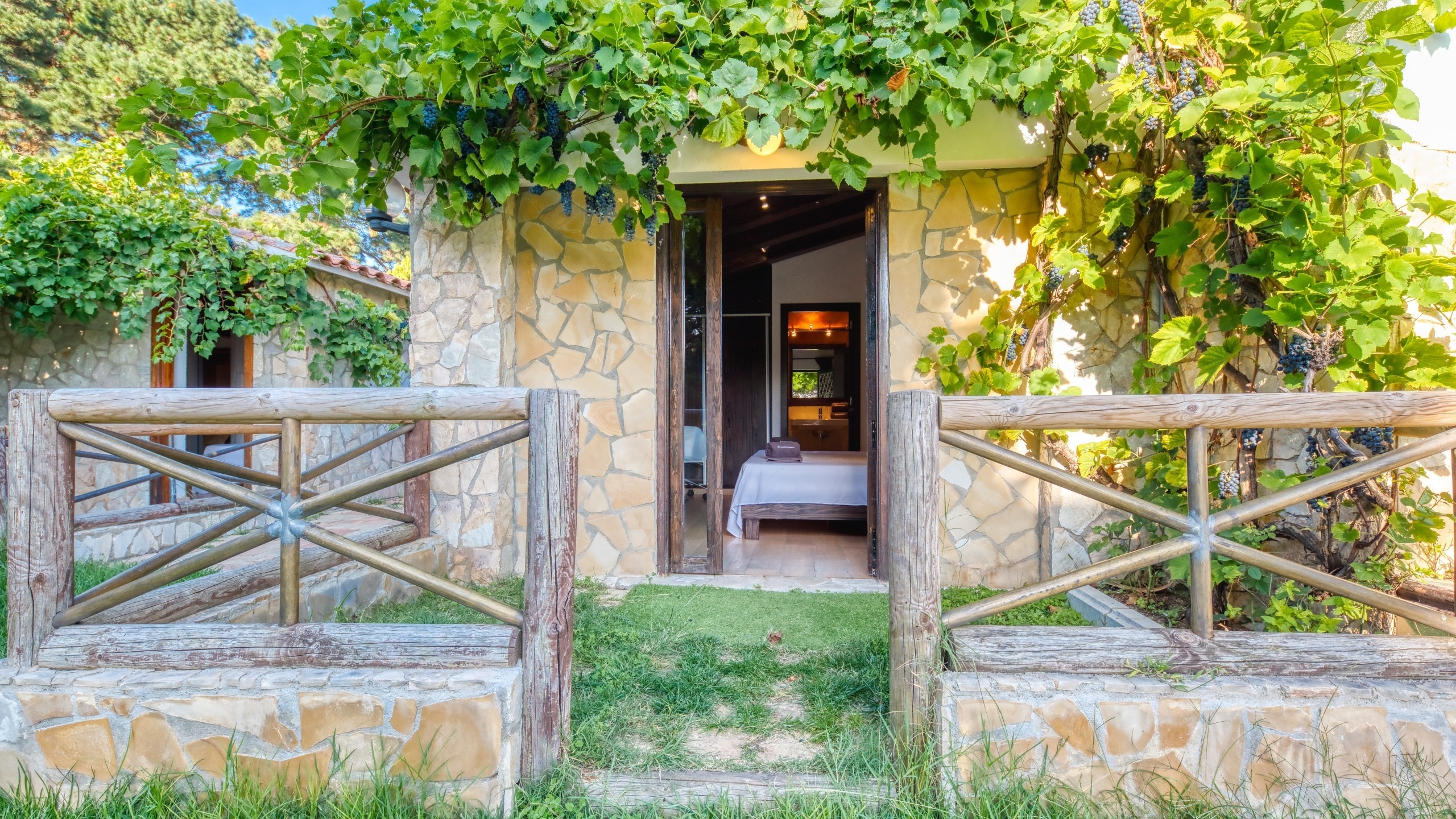 Holiday villas Costa Brava Countryside Spain - Villa Can Bernardi - Master bedroom