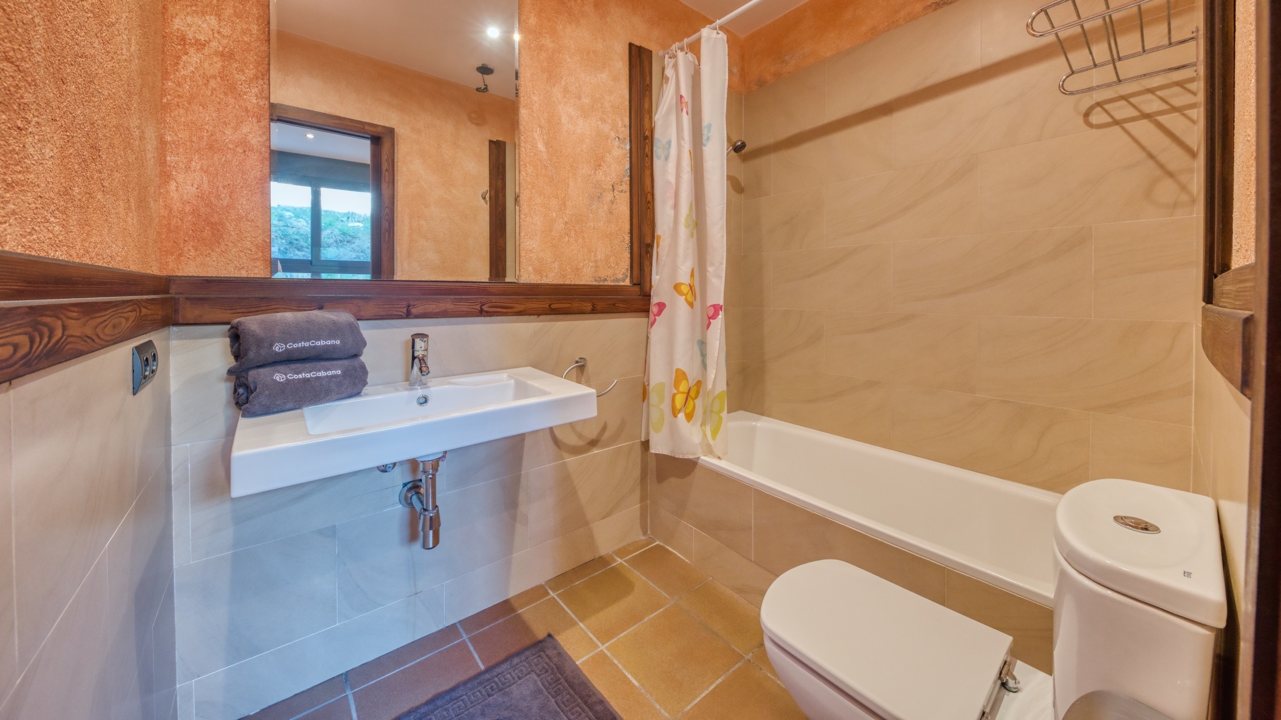 Holiday villas Costa Brava Countryside Spain - Villa Can Bernardi - En-suite bathroom