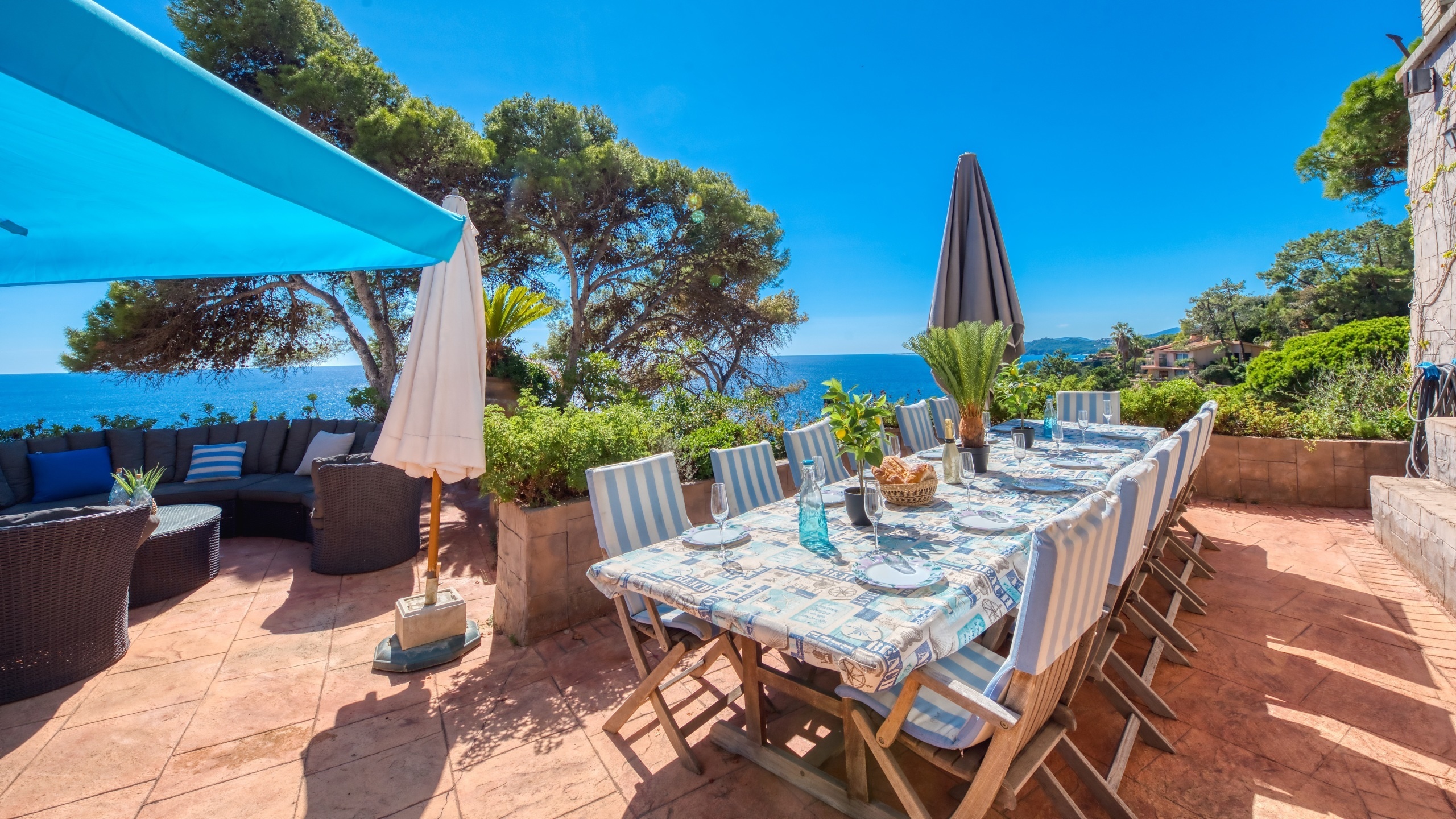 Holiday villas Costa Brava Spain - Villa Infinity - BBQ Area