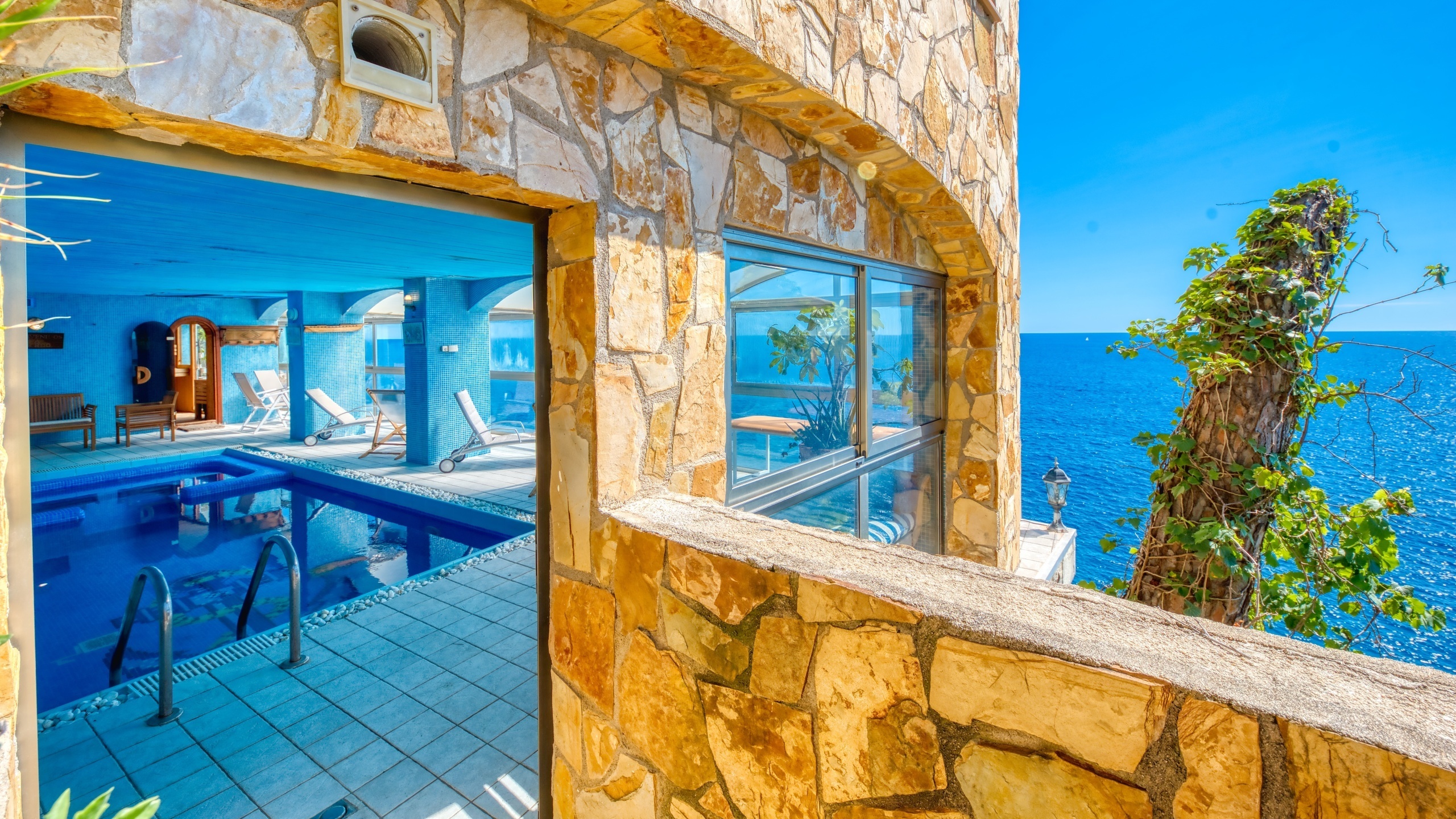 Holiday villas Costa Brava Spain - Villa Infinity - Swimming pool