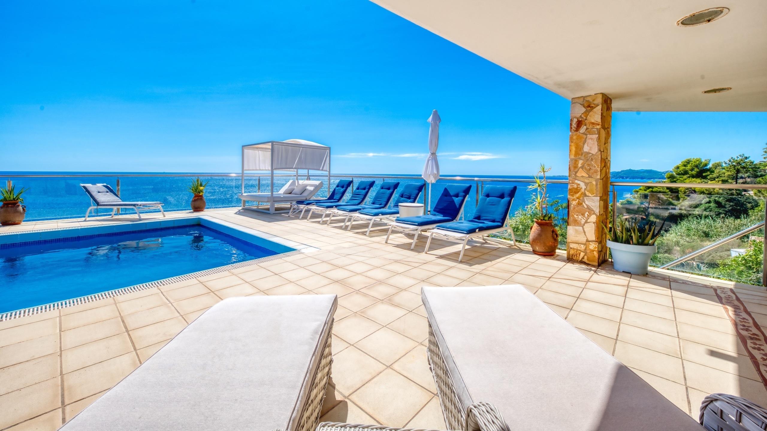 Holiday villas Costa Brava Spain - Villa Infinity - Sunbeds