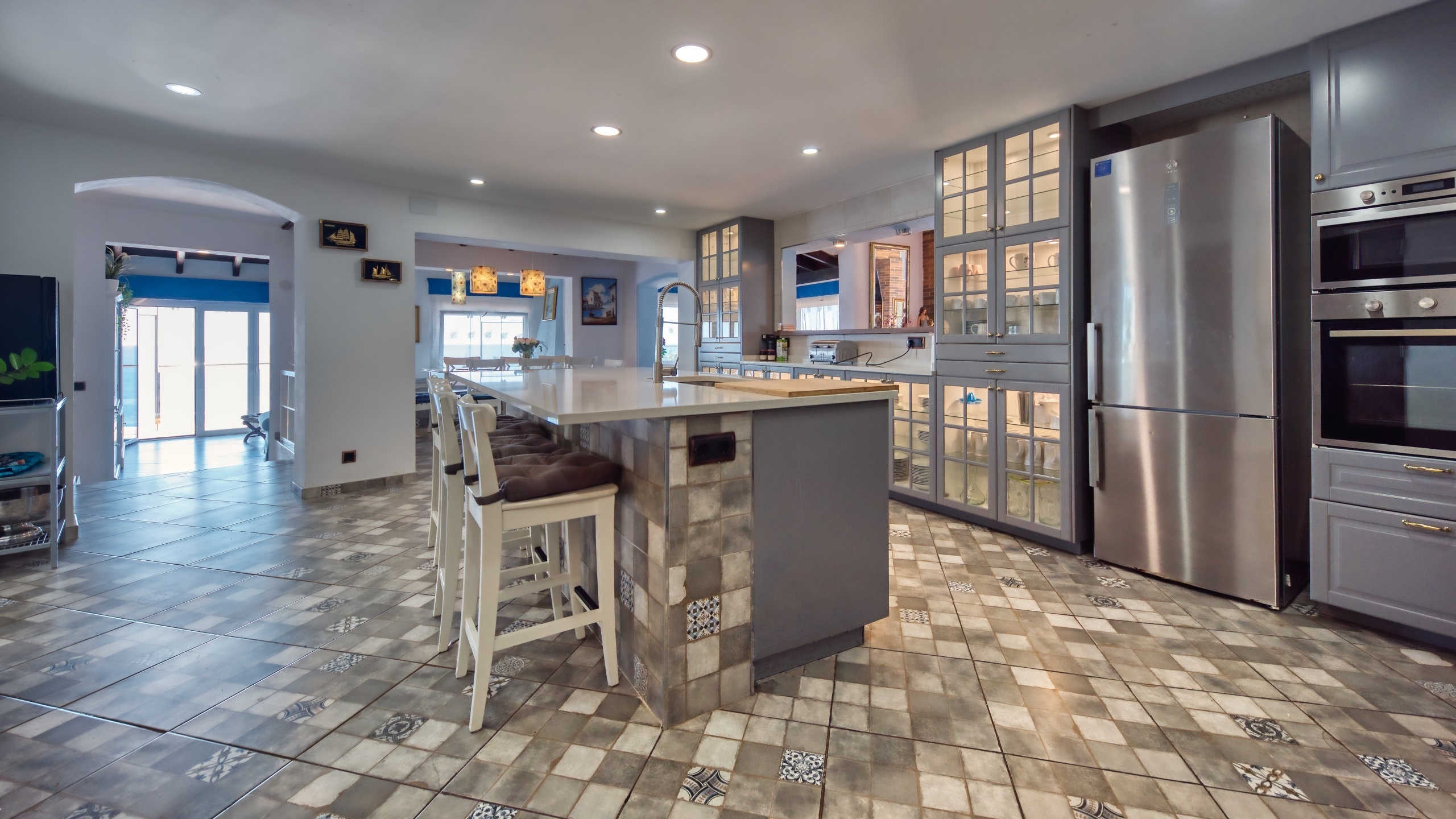 Holiday villas Costa Brava Spain - Villa Infinity - Open plan kitchen