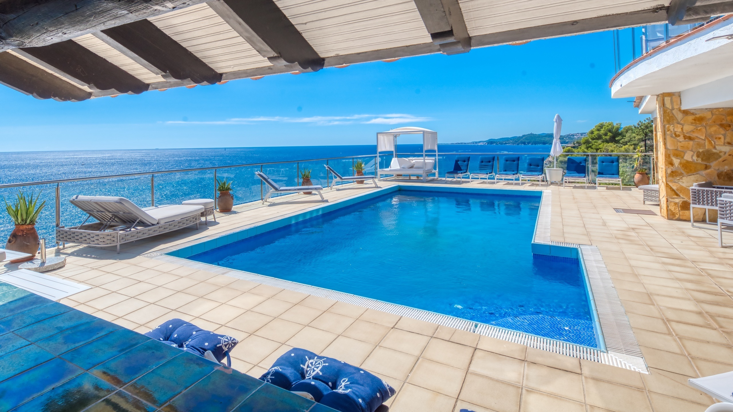 Holiday villas Costa Brava Spain - Villa Infinity - Swimming pool