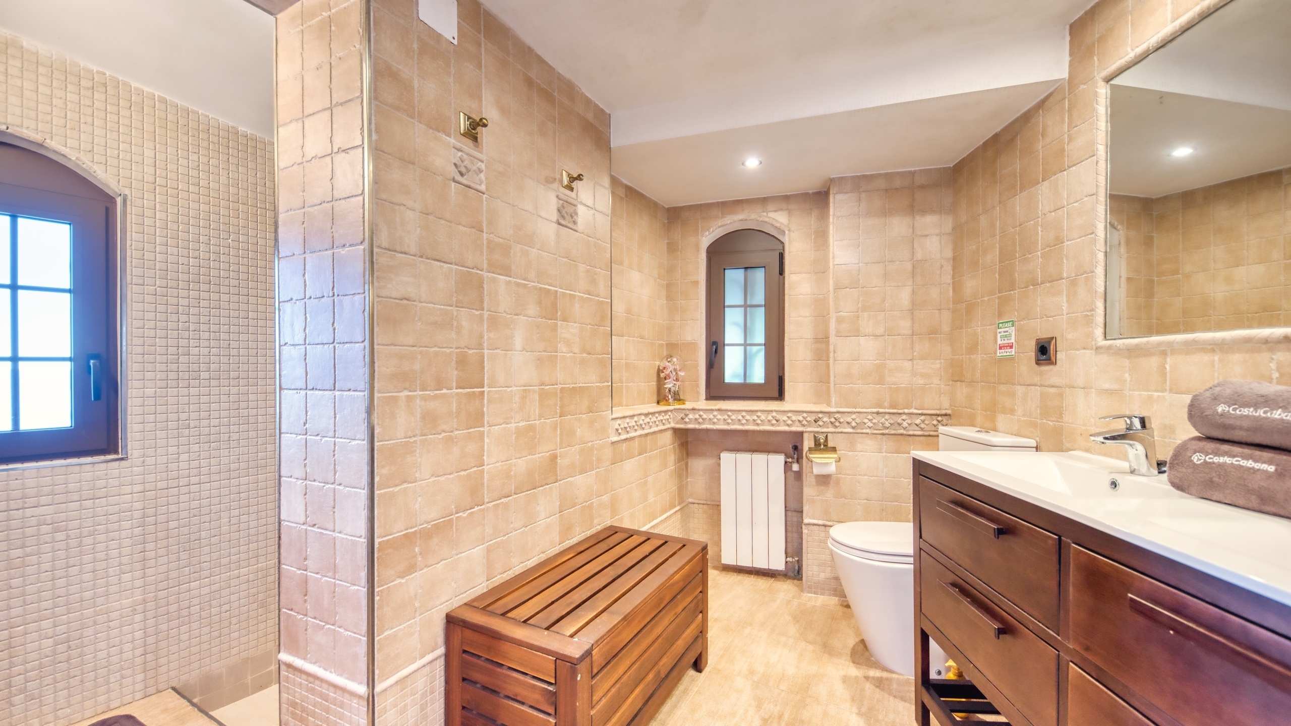 Holiday villas Costa Brava Spain - Villa Infinity - En-suite bathroom 