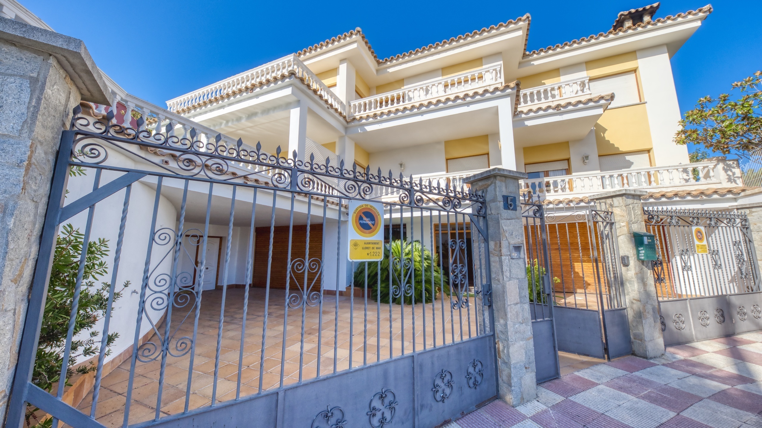 Holiday villas Costa Brava Spain - Villa Baileys - Street view arrival at property