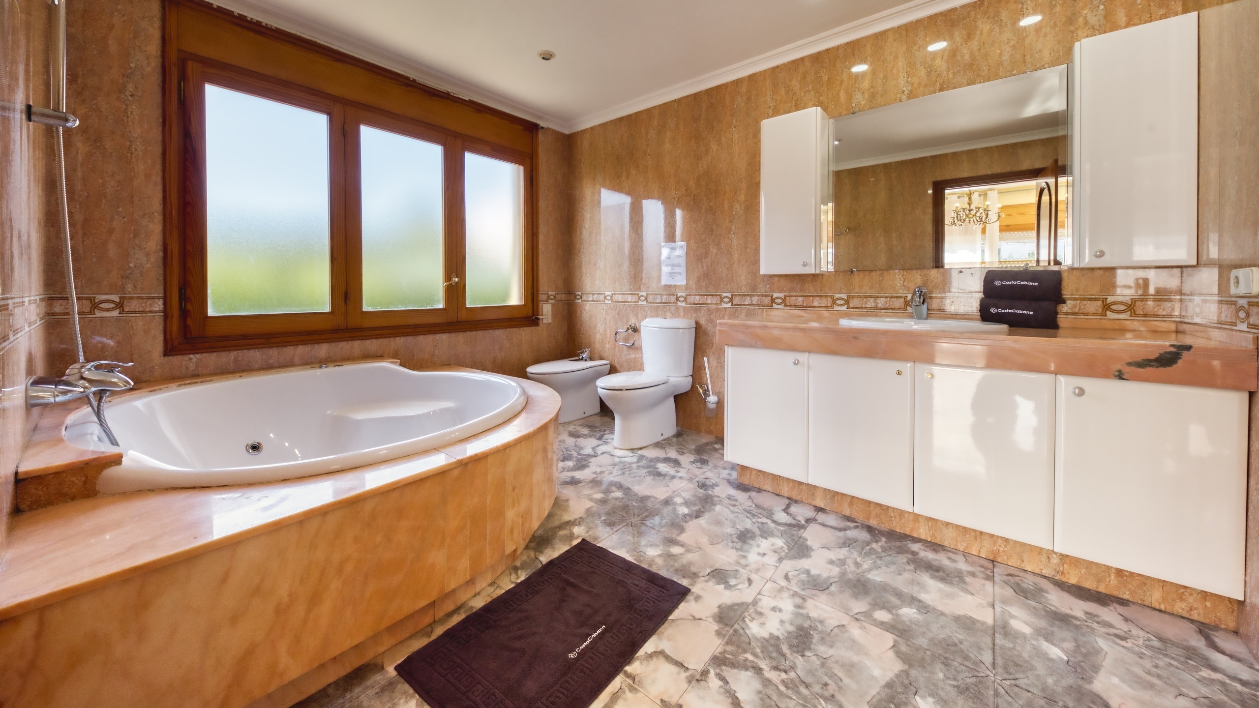Holiday villas Costa Brava Spain - Villa Baileys - En-suite bathroom 