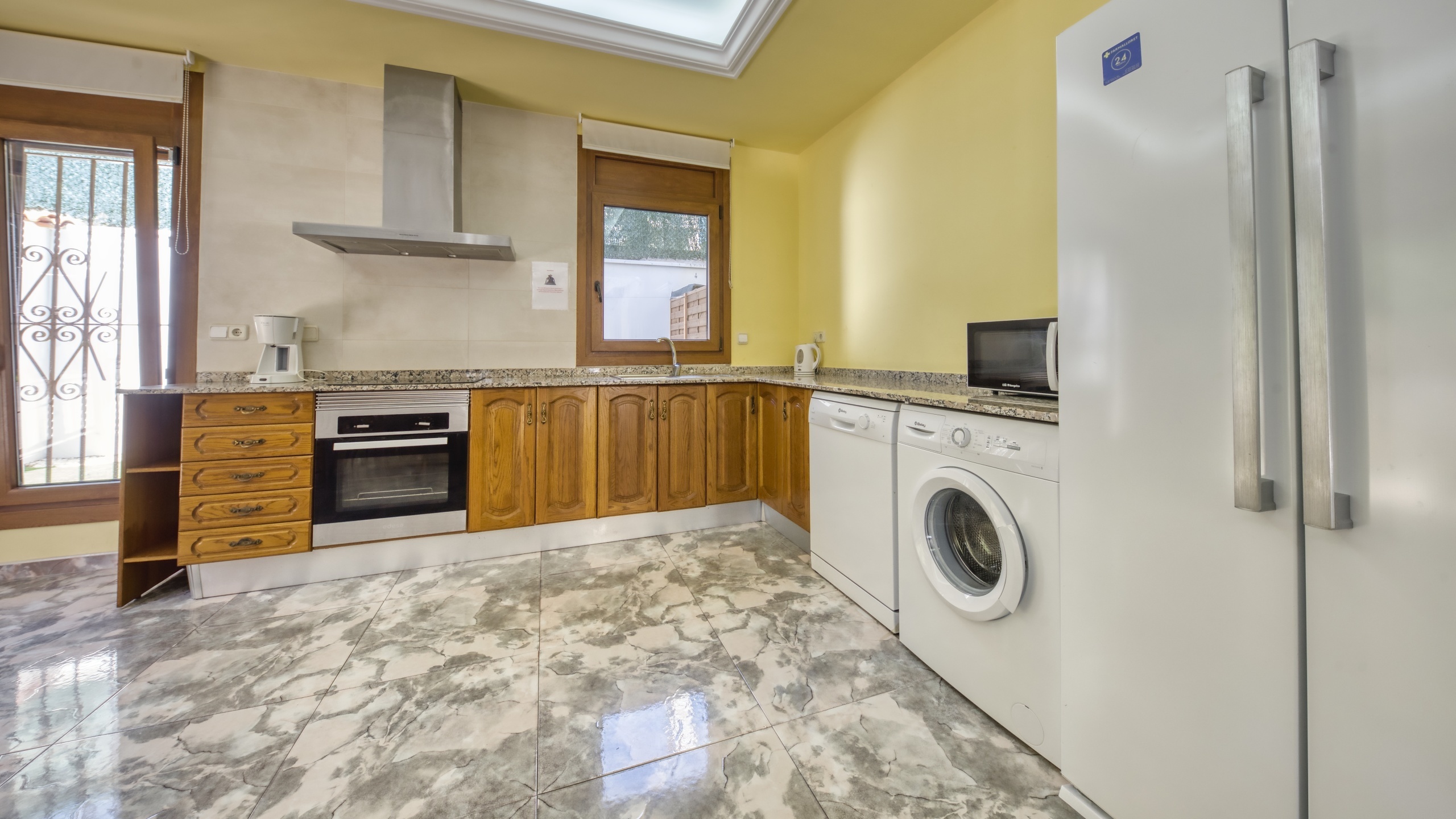 Holiday villas Costa Brava Spain - Villa Baileys - Kitchen