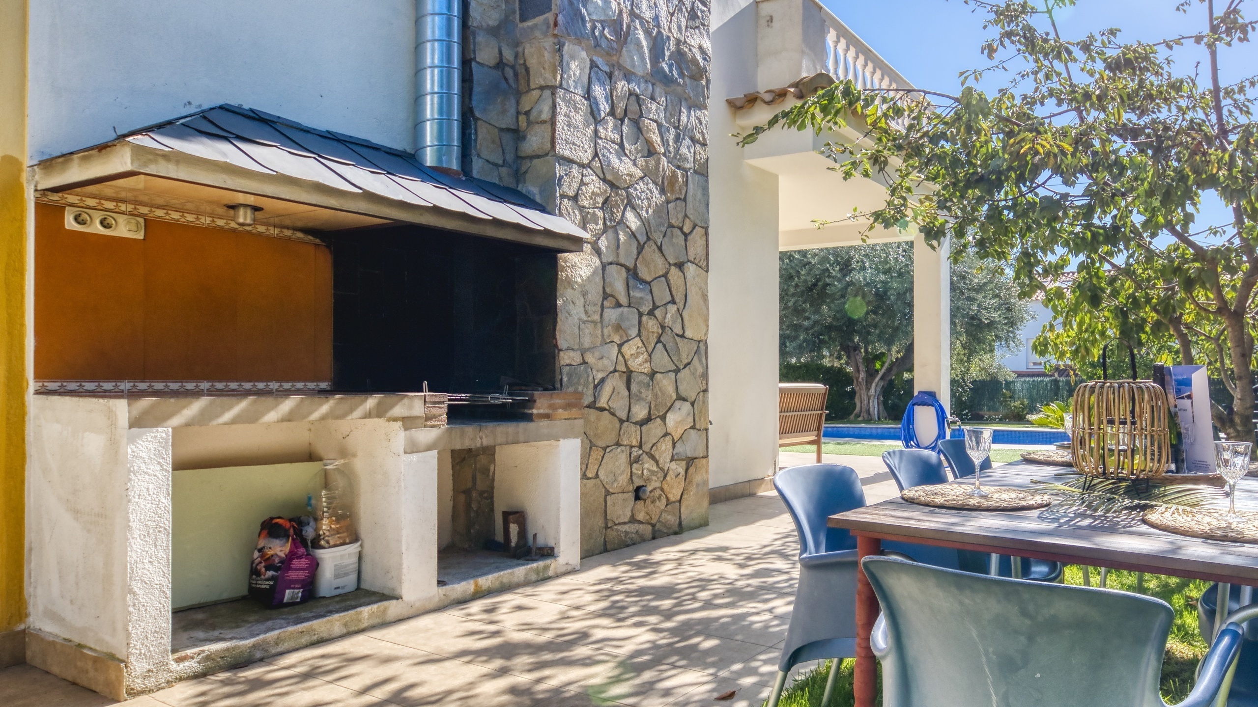 Holiday villas Costa Brava Spain - Villa Baileys - BBQ Area