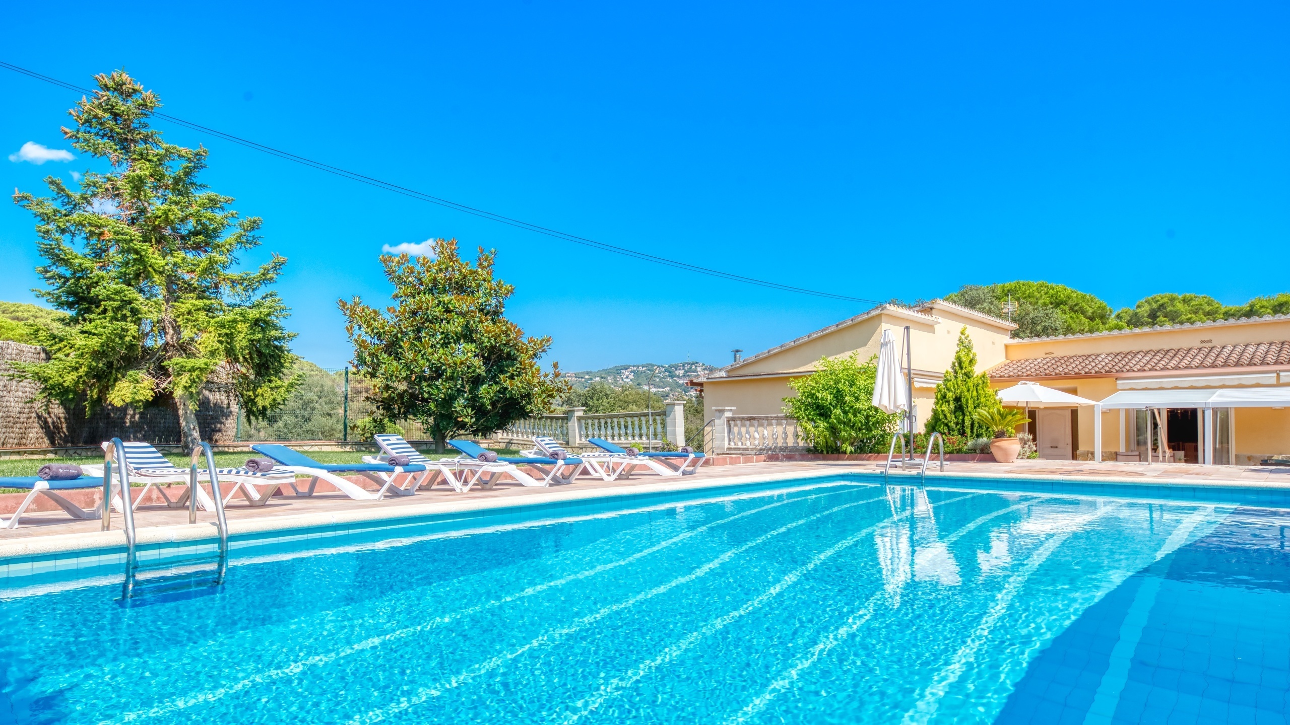 Holiday villas Costa Brava Spain - Villa Miro - Sunbeds