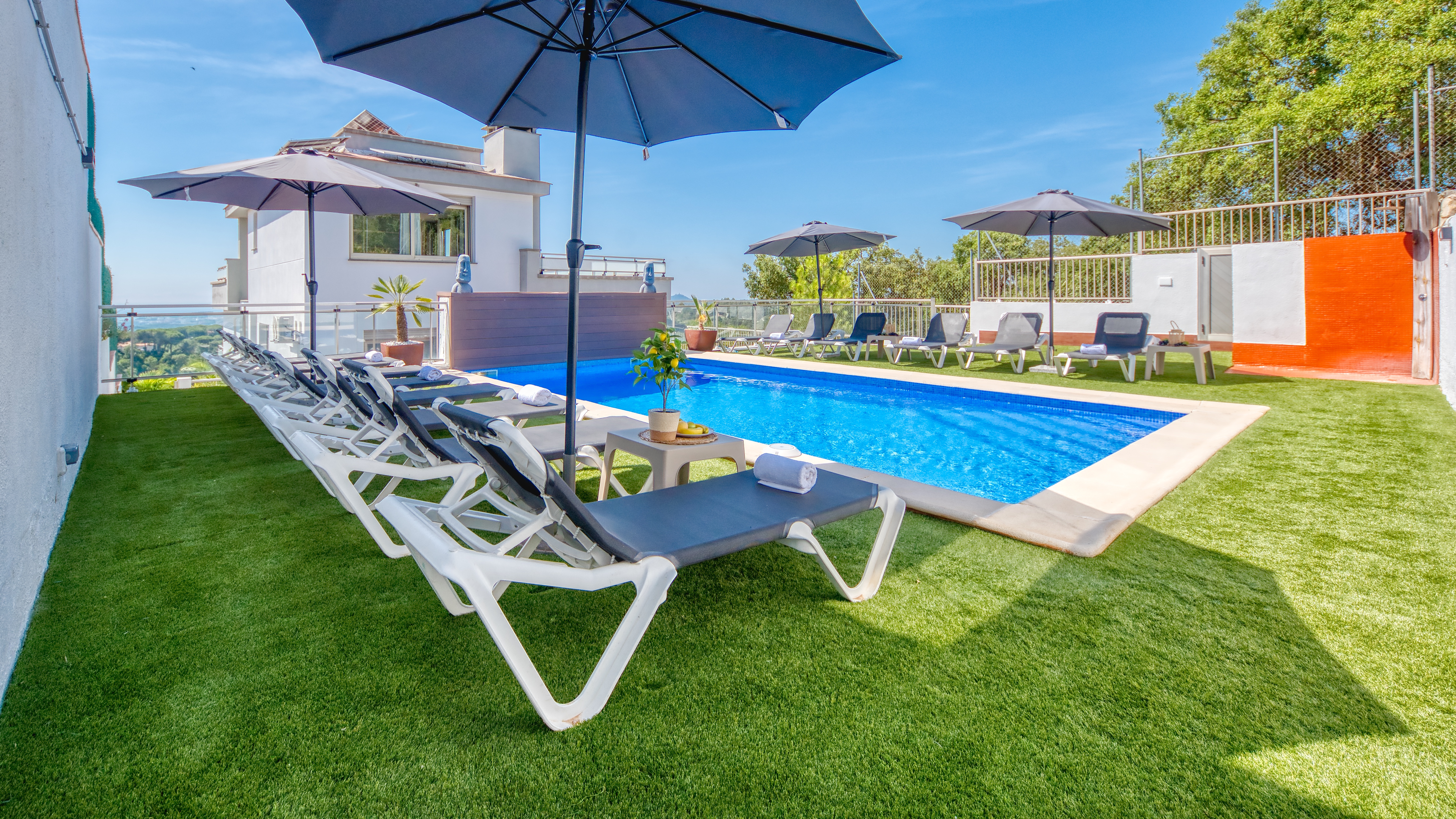 Holiday villas Costa Brava Spain - Villa Sandy Beach - Sunbeds