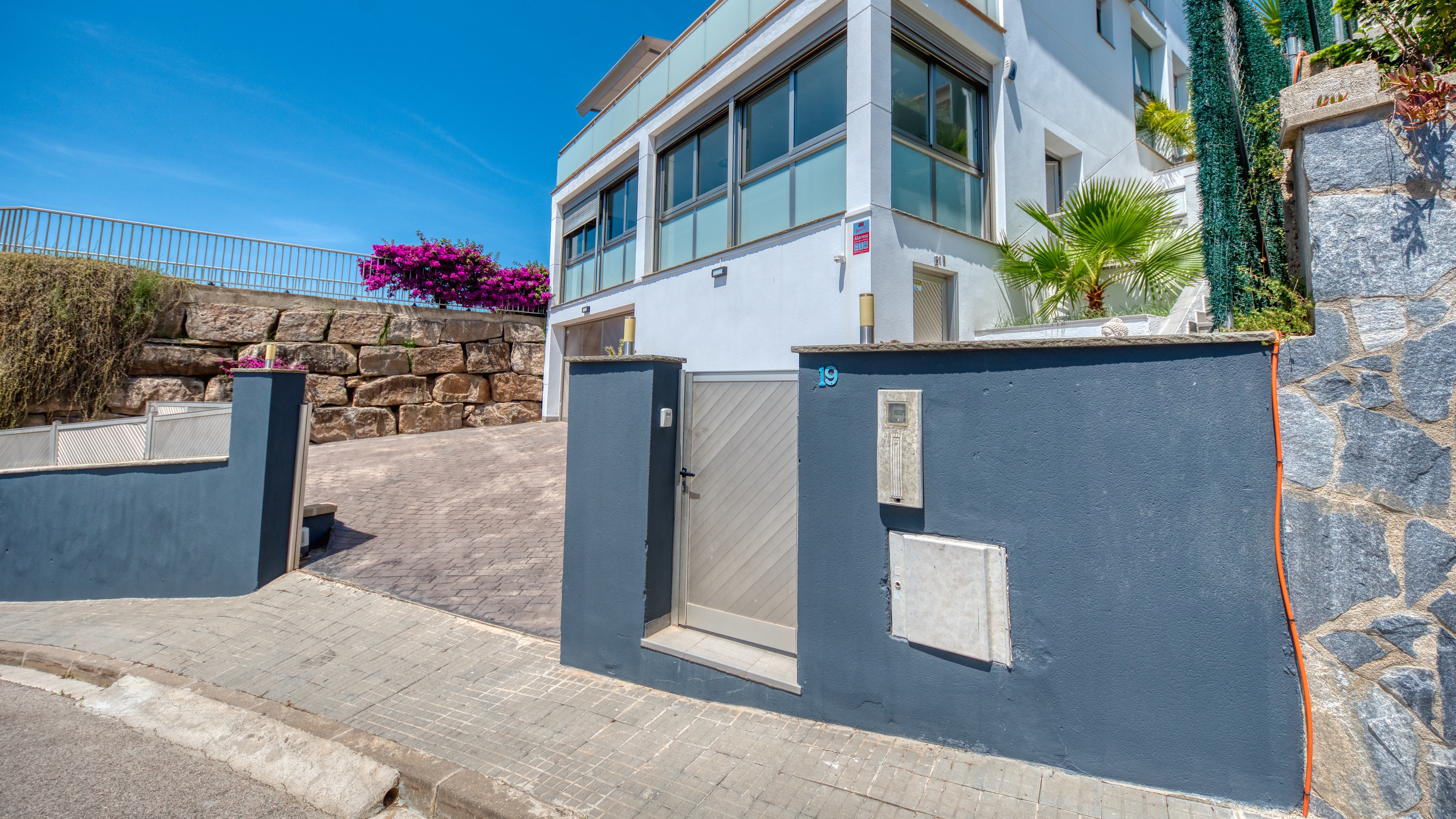 Holiday villas Costa Brava Spain - Villa Sandy Beach - Street view arrival at property