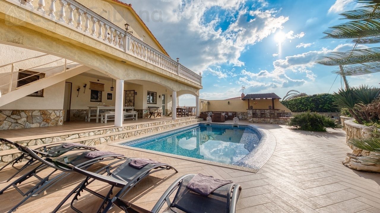 Holiday villas - Costa Brava - Spain - Villa Madonna - Sunbeds