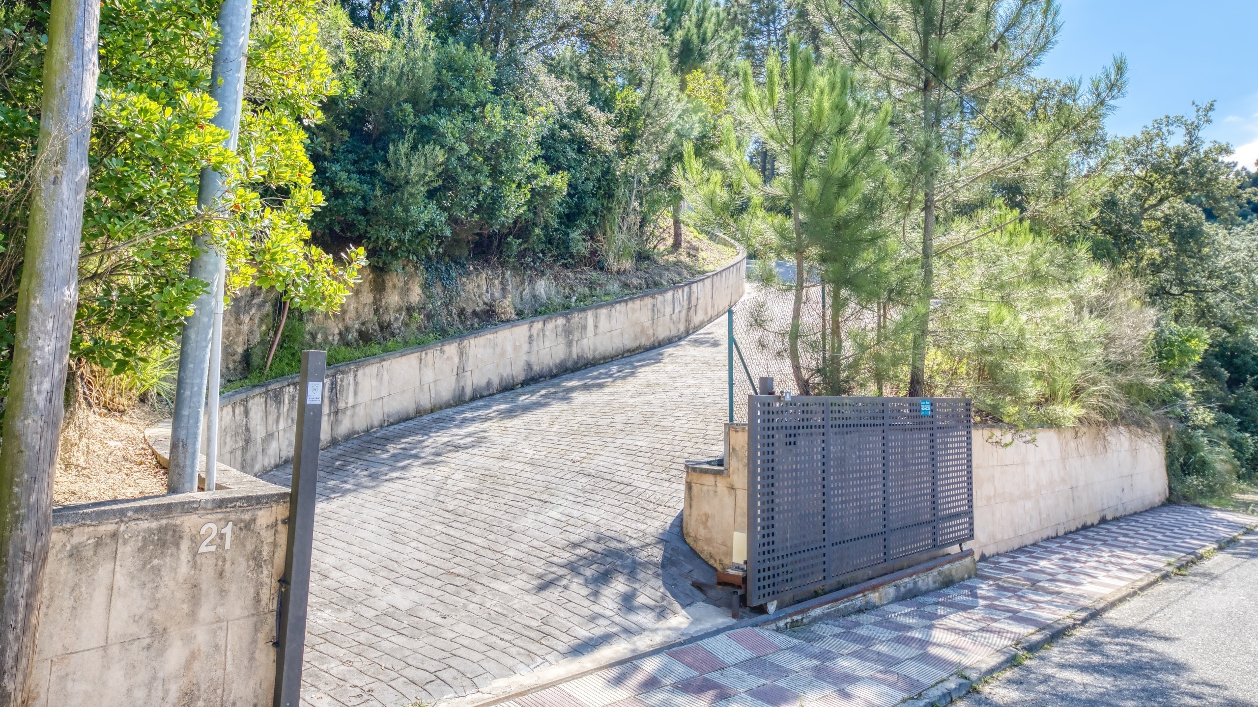 Holiday villas Costa Brava Spain - Villa Esmee - Street view arrival at property