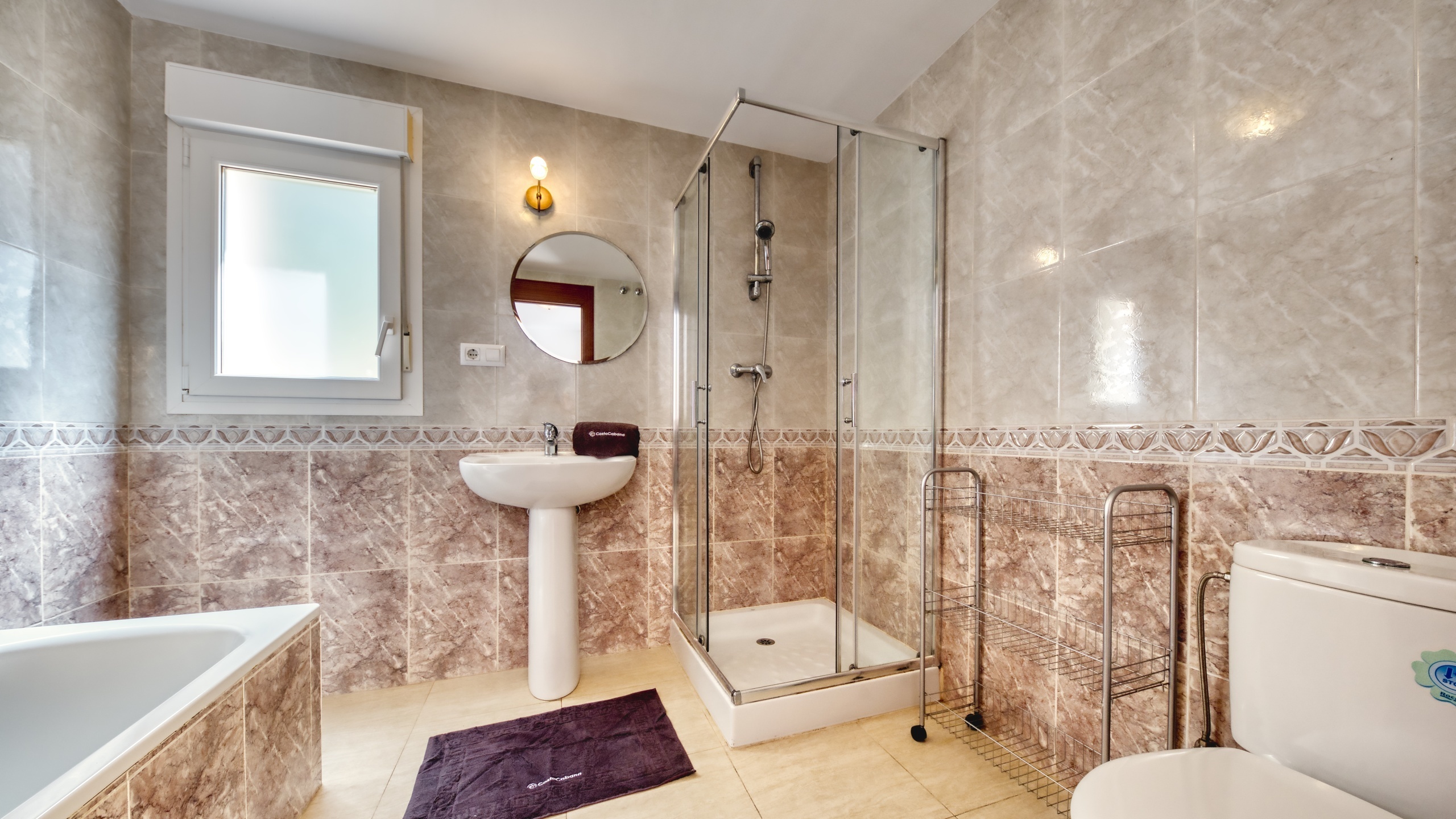 Holiday villas Costa Brava Spain - Villa Esmee - En-suite bathroom 