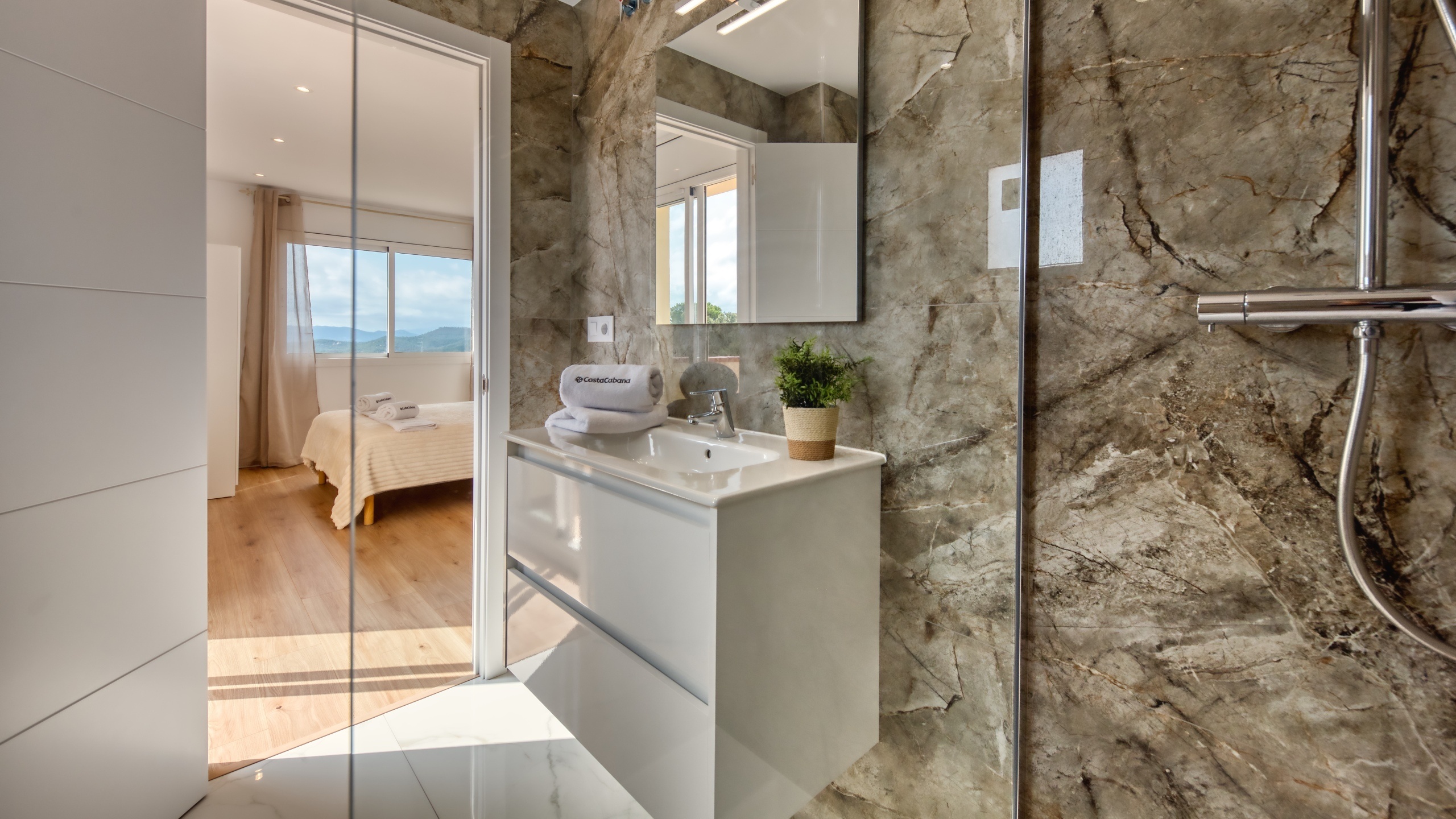 Holiday villas Costa Brava Spain - Villa La Luna - En-suite bathroom 