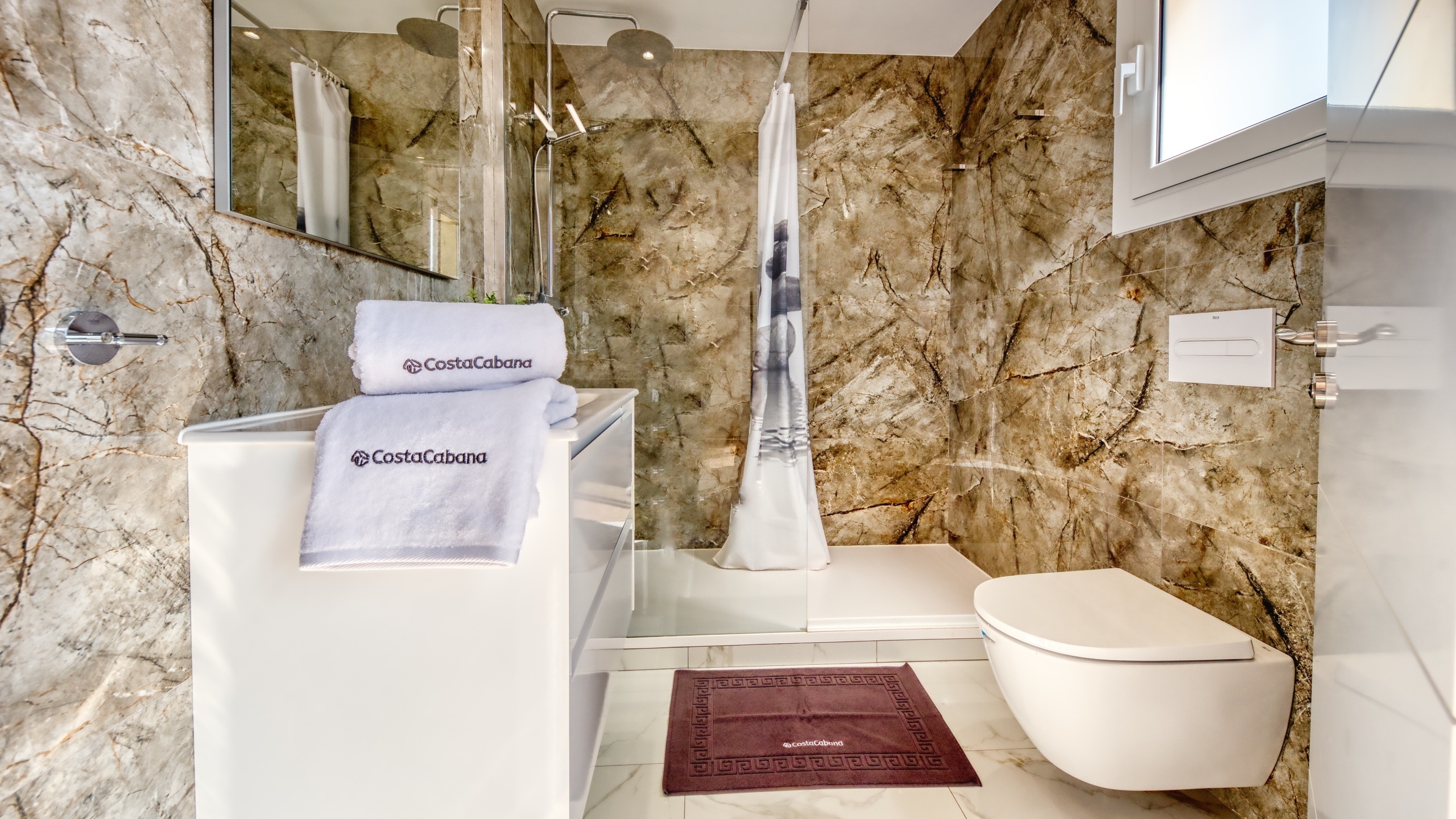 Holiday villas Costa Brava Spain - Villa La Luna - En-suite bathroom 