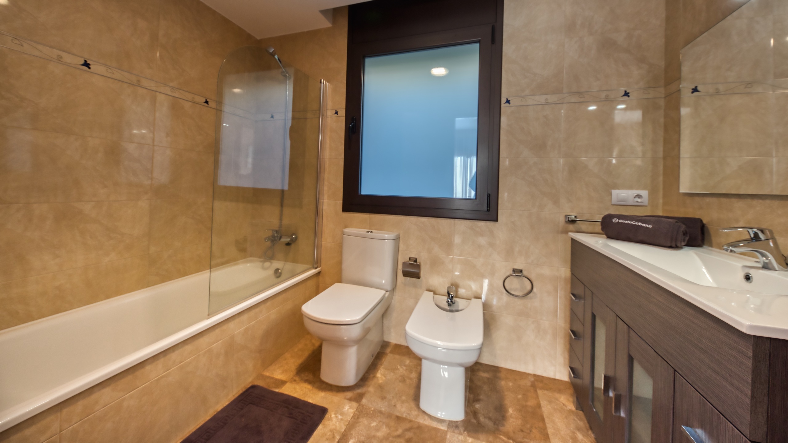 Holiday villas Costa Brava Spain - Villa Grace - En-suite bathroom 