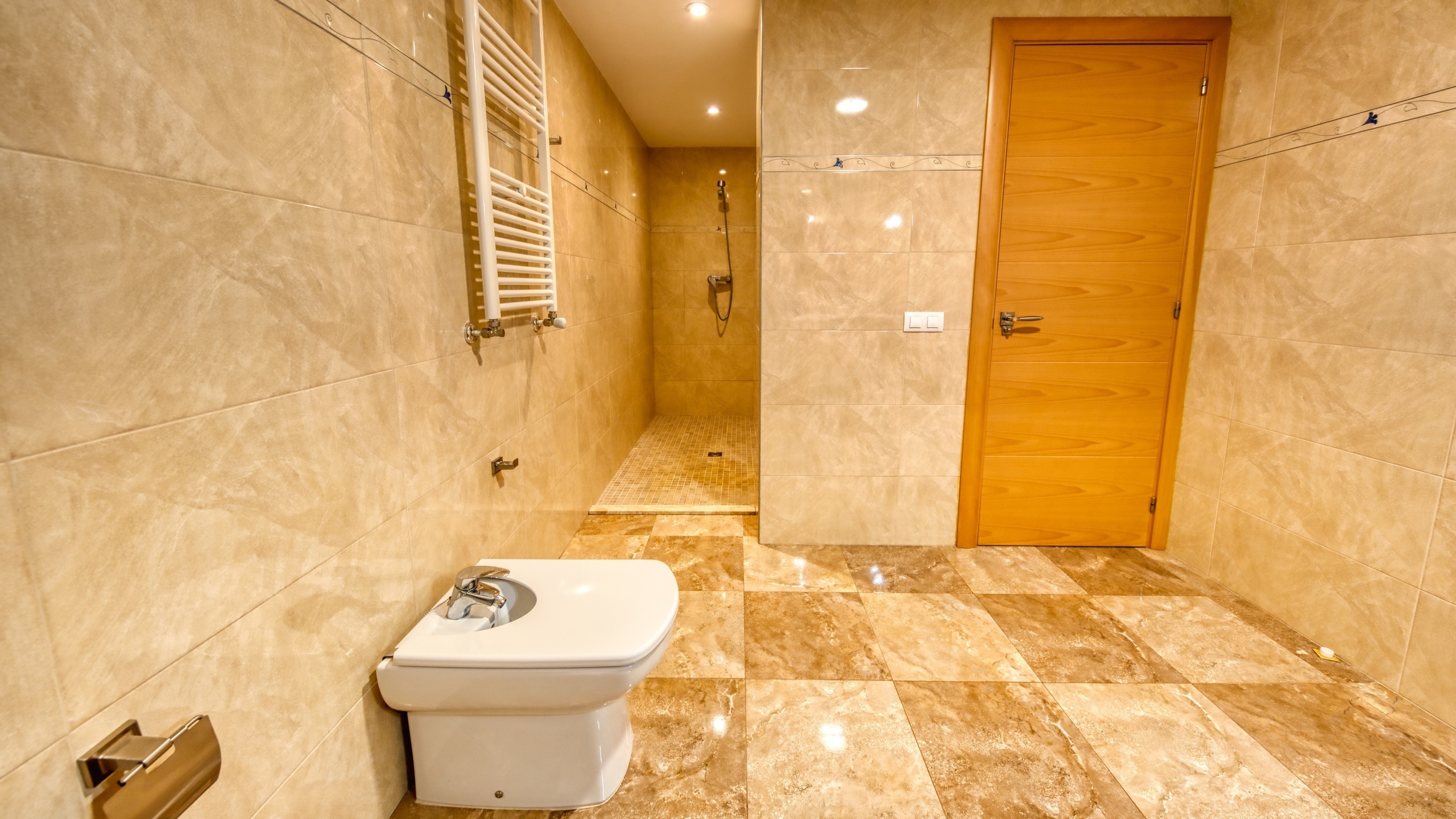 Holiday villas Costa Brava Spain - Villa Grace - En-suite bathroom 