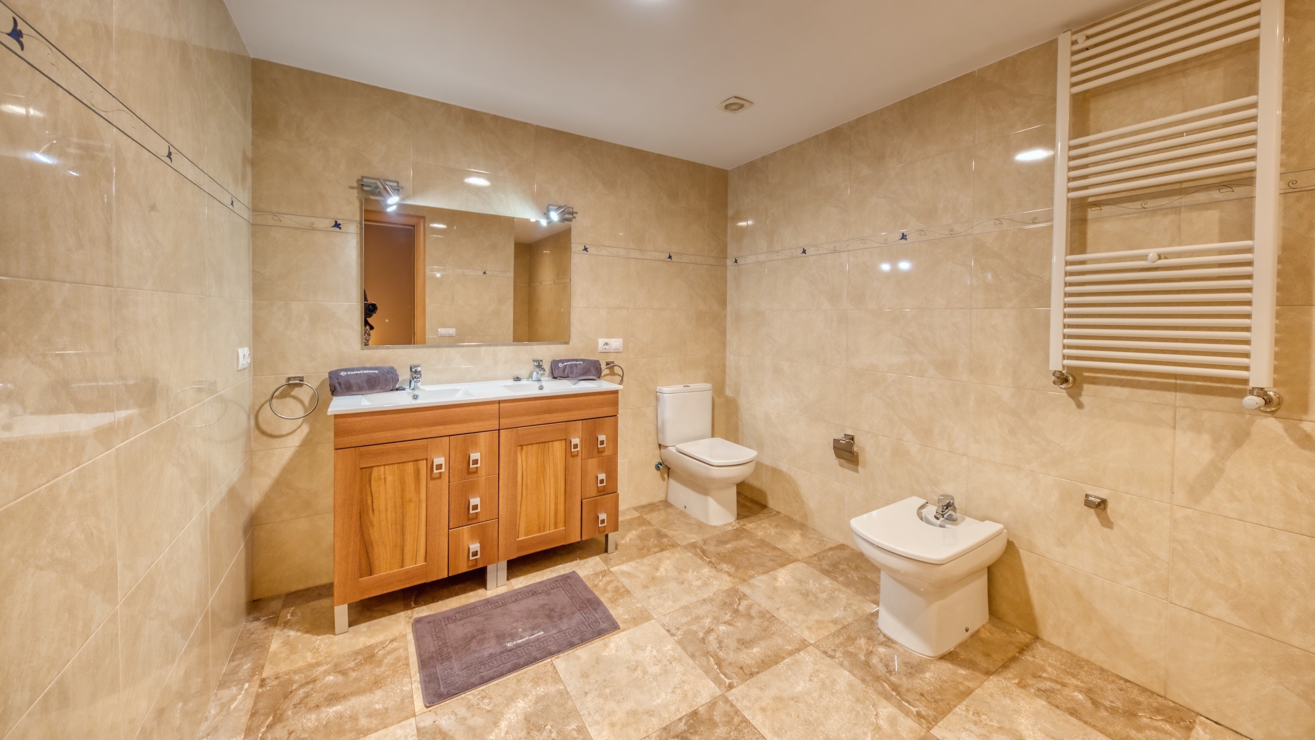 Holiday villas Costa Brava Spain - Villa Grace - En-suite bathroom 