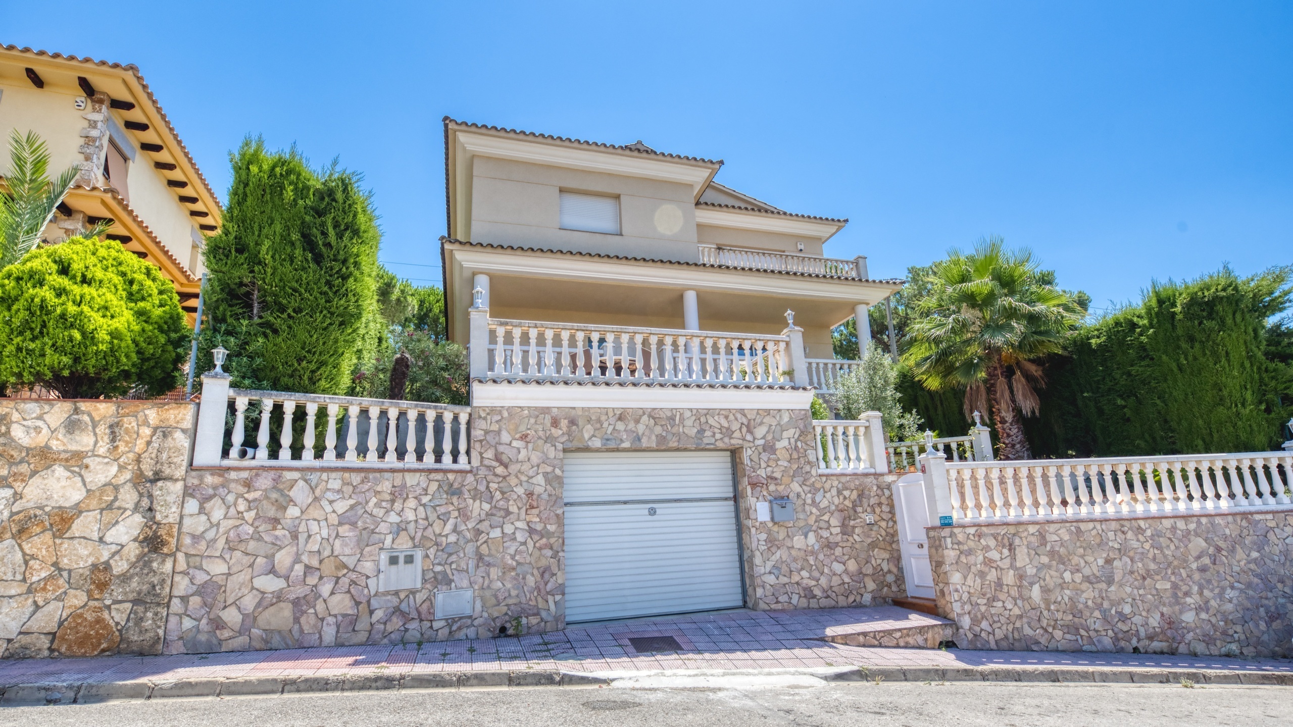 Holiday villas Costa Brava Spain - Villa Lorena - Street view arrival at property