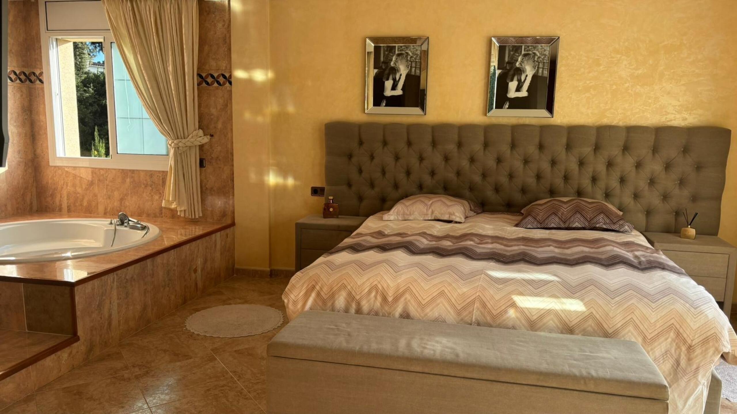 Holiday villas Costa Brava Spain - Villa Lorena - Master bedroom