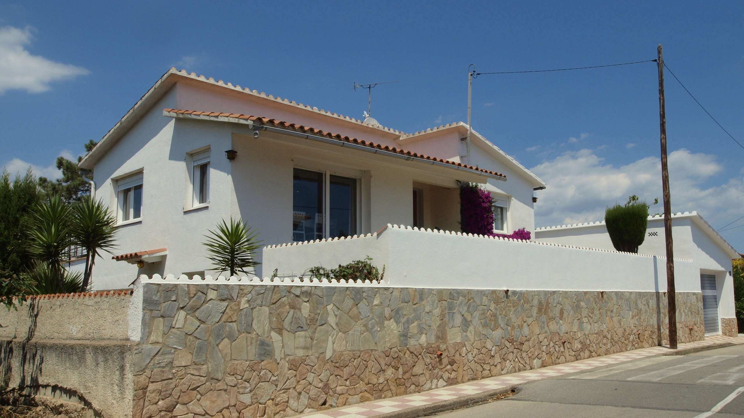 Holiday villas Costa Brava Spain - Villa Elfi - Street view arrival at property