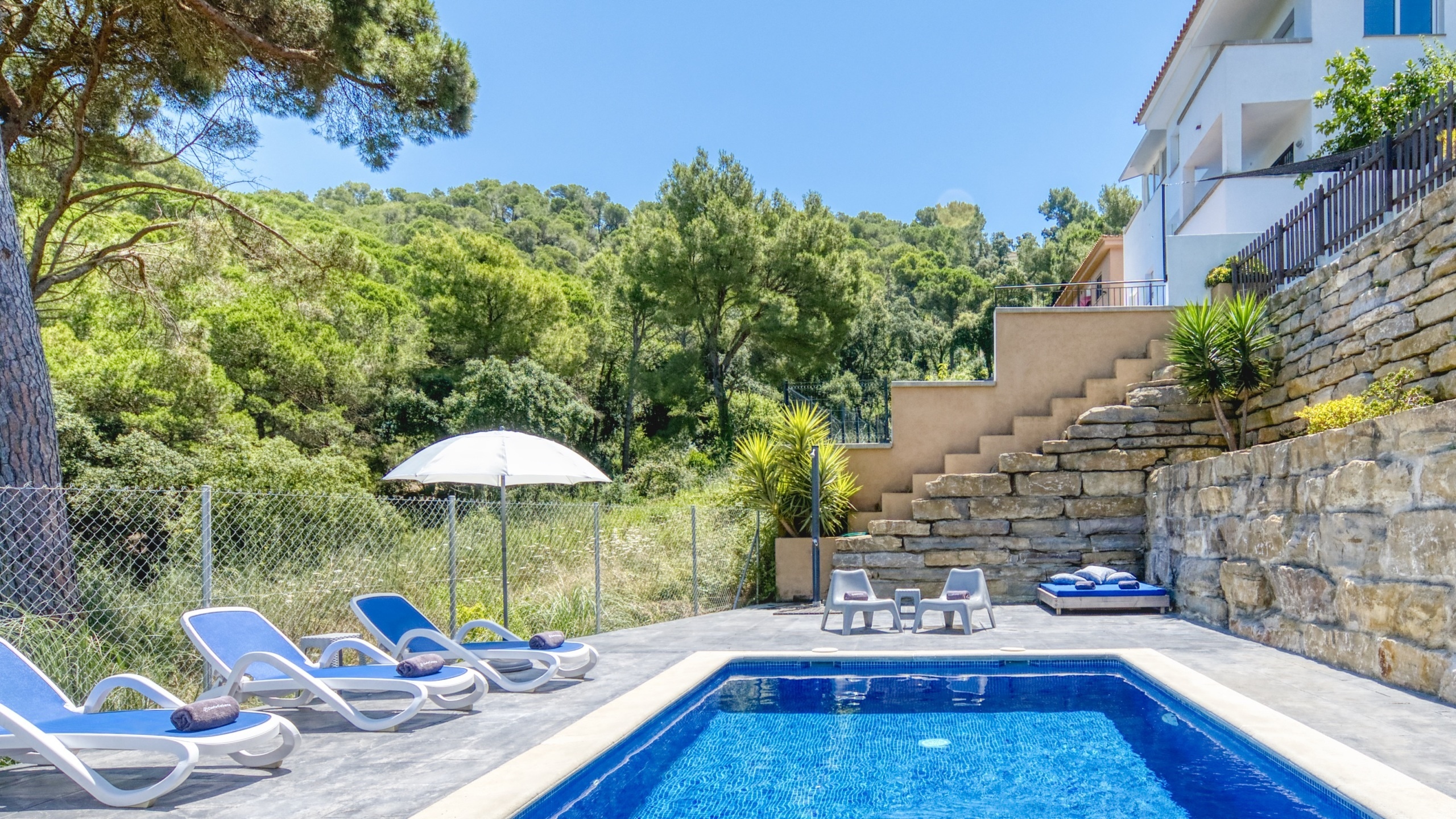 Holiday villas Costa Brava Spain - Villa Fransisca - Sunbeds
