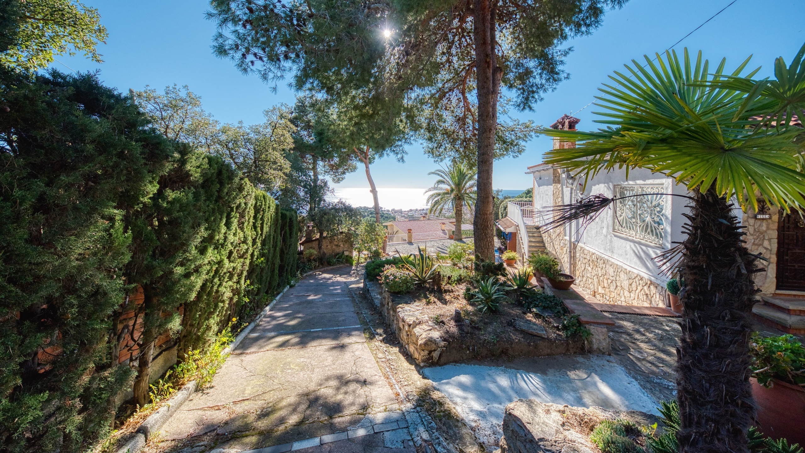 Holiday villas Costa Brava Spain - Villa Gabriella - Driveway