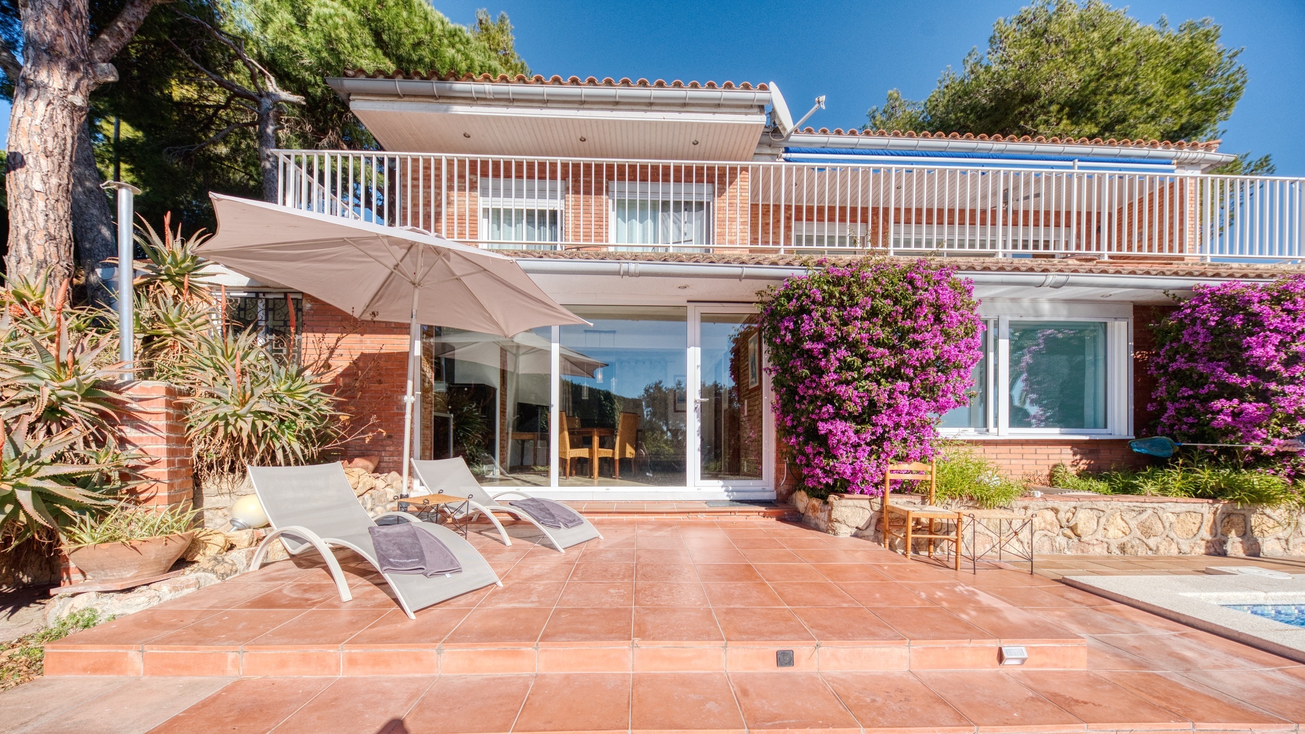 Holiday villas Costa Brava Spain - Villa Gabriella - Sunbeds