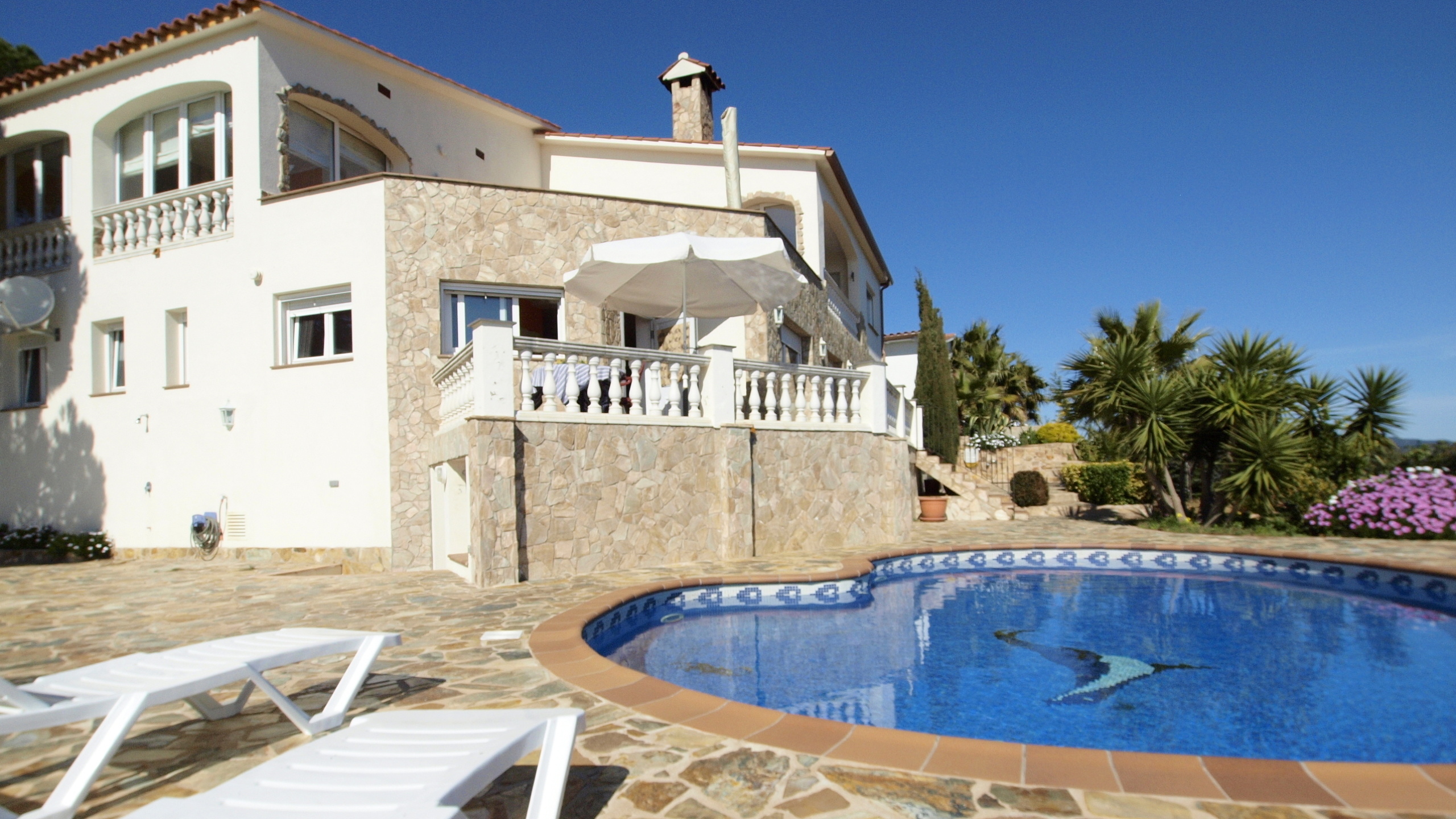 Holiday villas Costa Brava Spain - Villa Senna - Villa outside