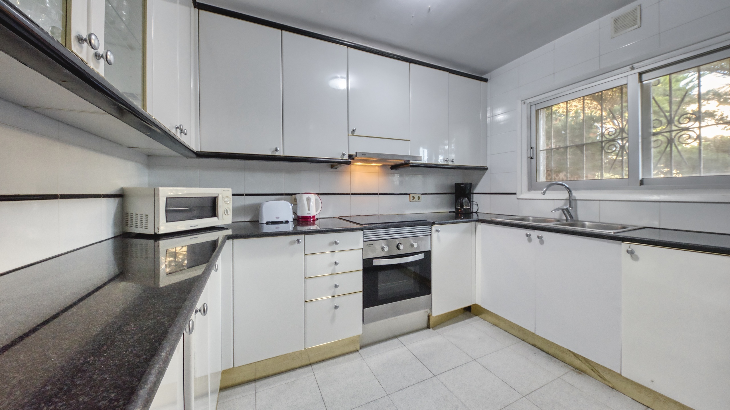 Holiday villas Costa Brava Spain - Villa Abigail - Kitchen
