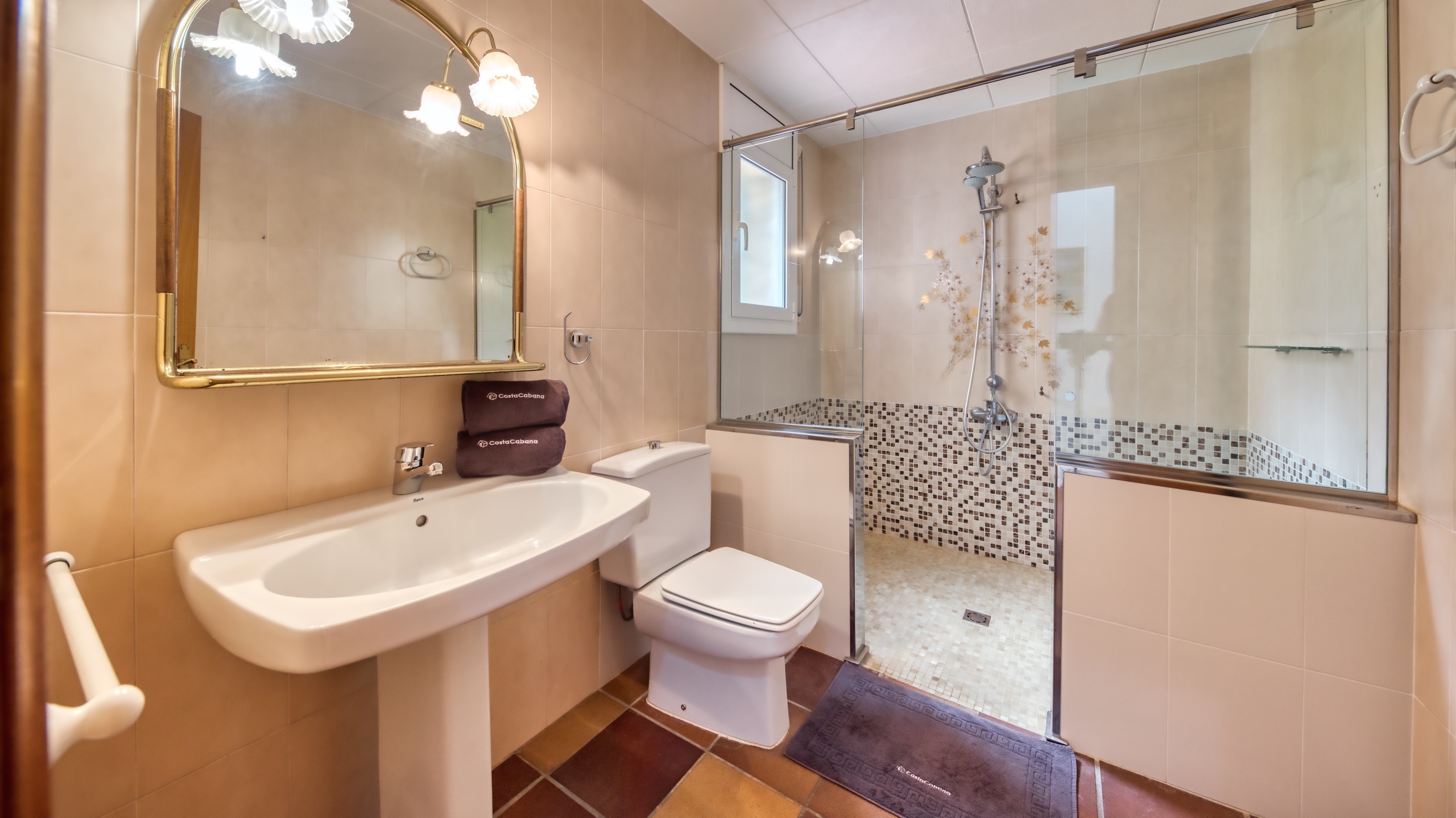 Holiday villas Costa Brava Spain - Villa Dolce Vita - En-suite bathroom 