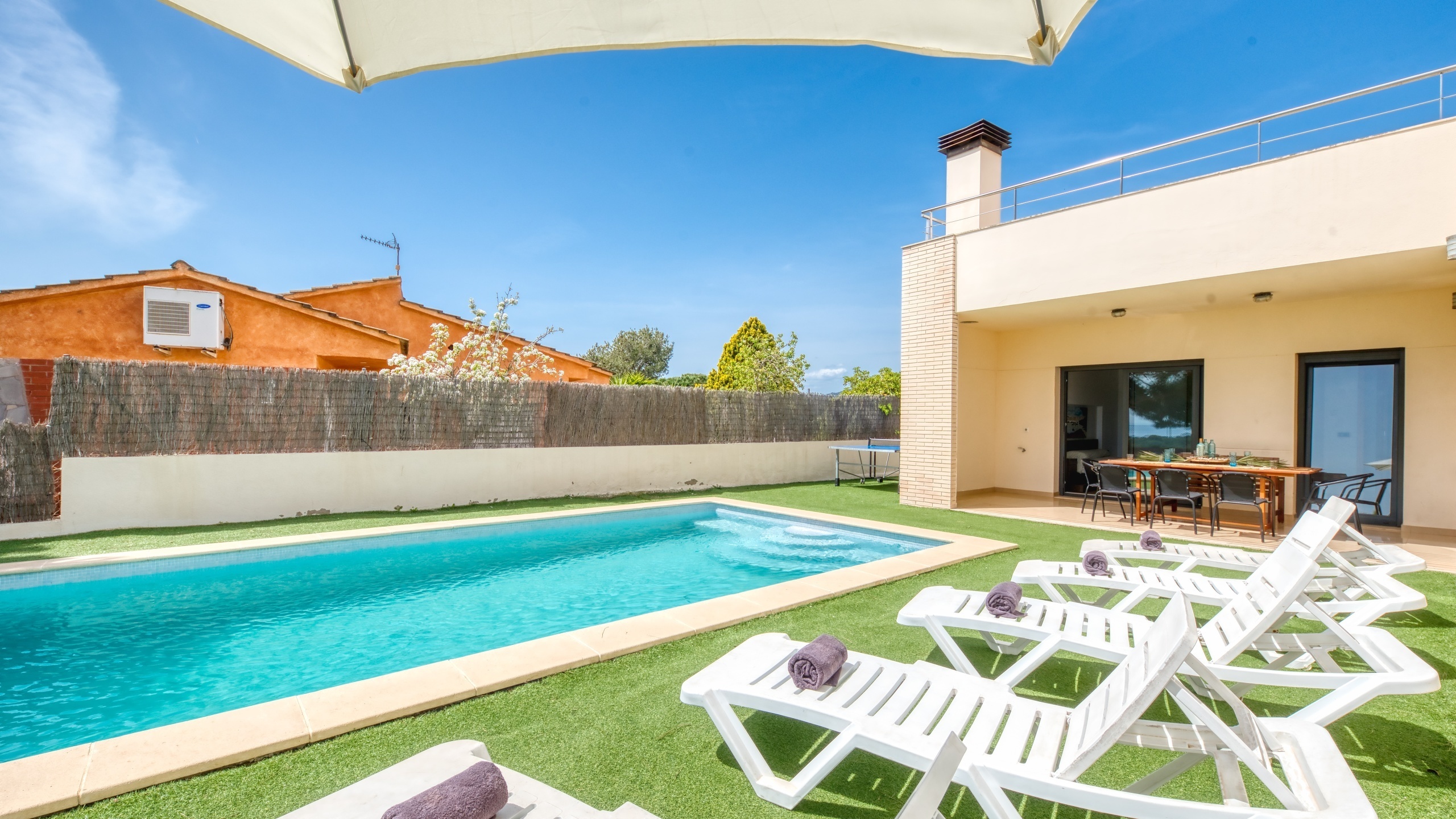 Holiday villas Costa Brava Spain - Villa Macey - Sunbeds