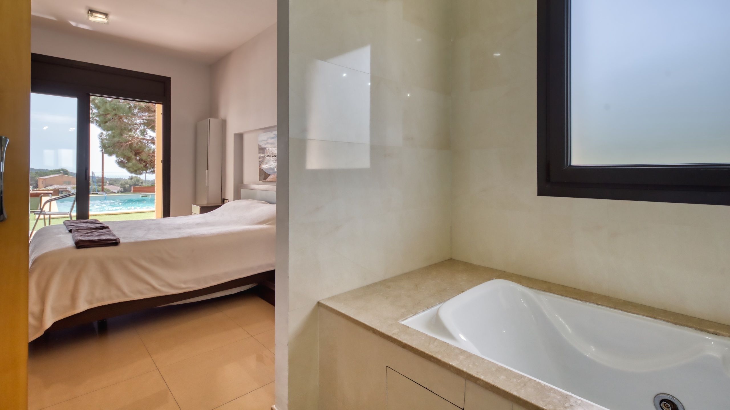 Holiday villas Costa Brava Spain - Villa Macey - En-suite bathroom 