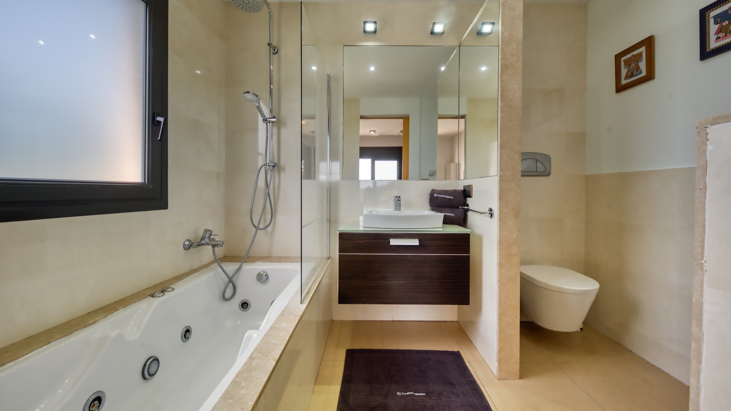 Holiday villas Costa Brava Spain - Villa Macey - En-suite bathroom 