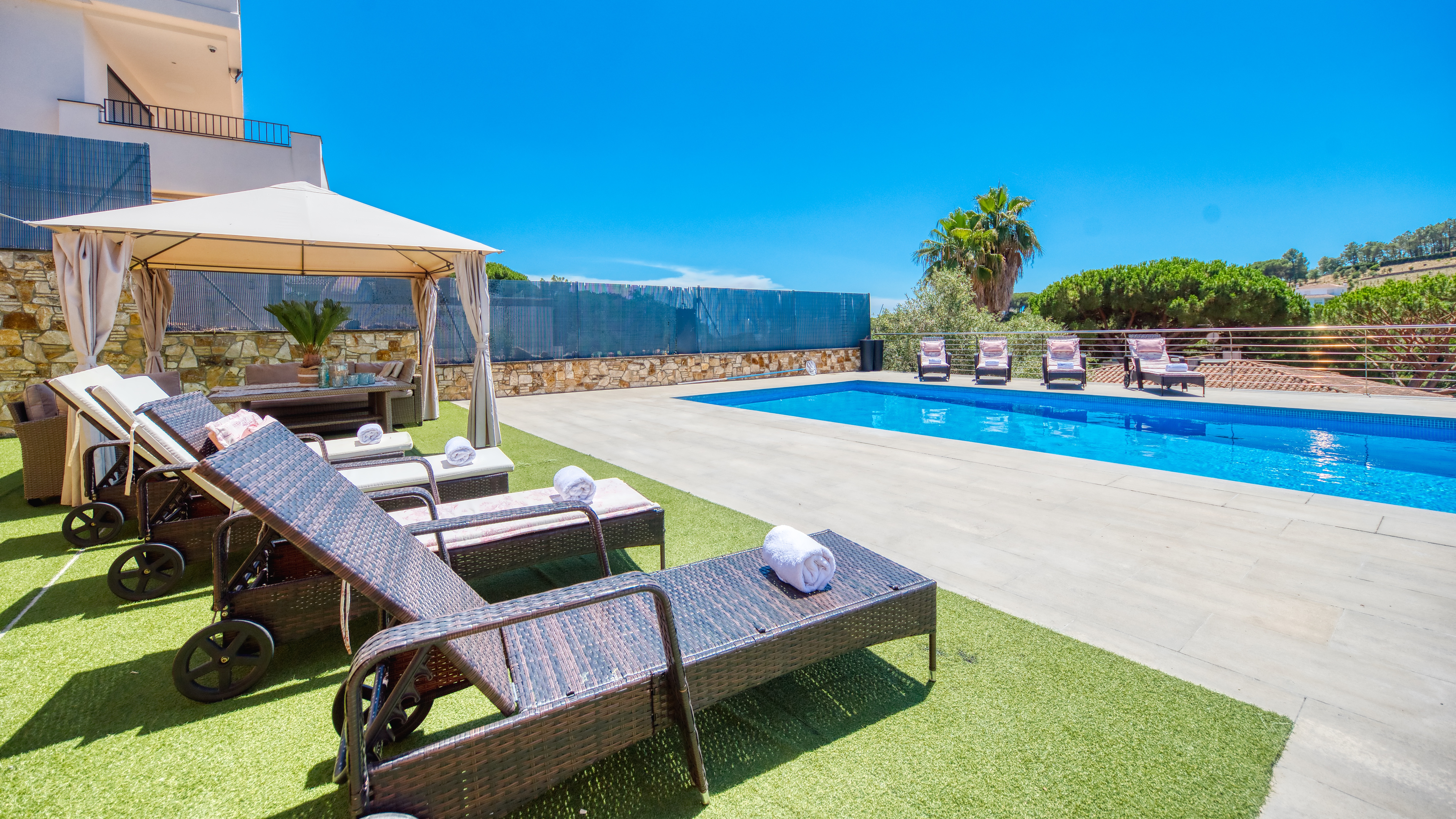 Holiday villas Costa Brava Spain - Villa SummerDream - Sunbeds