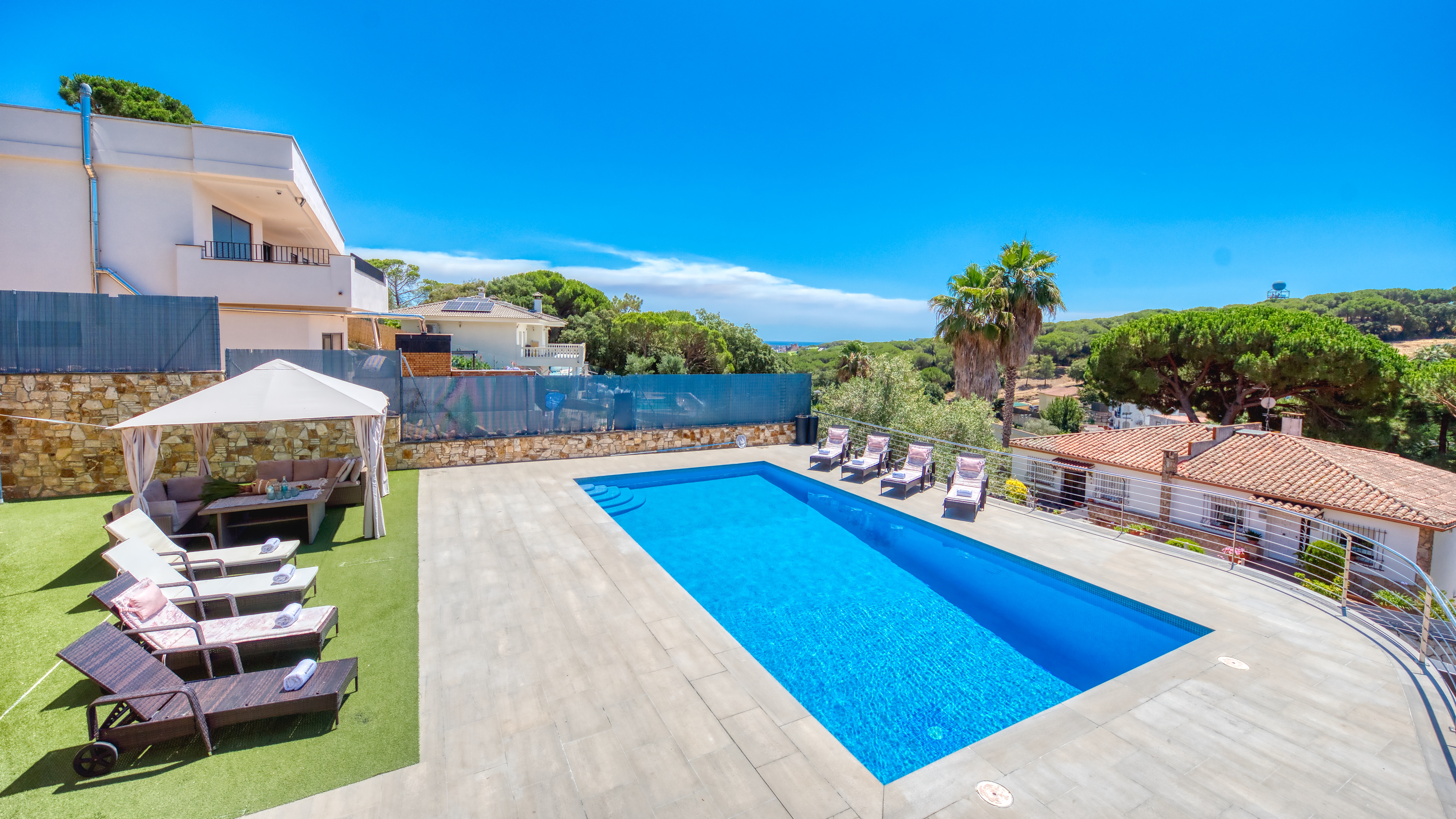 Holiday villas Costa Brava Spain - Villa SummerDream - Sunbeds