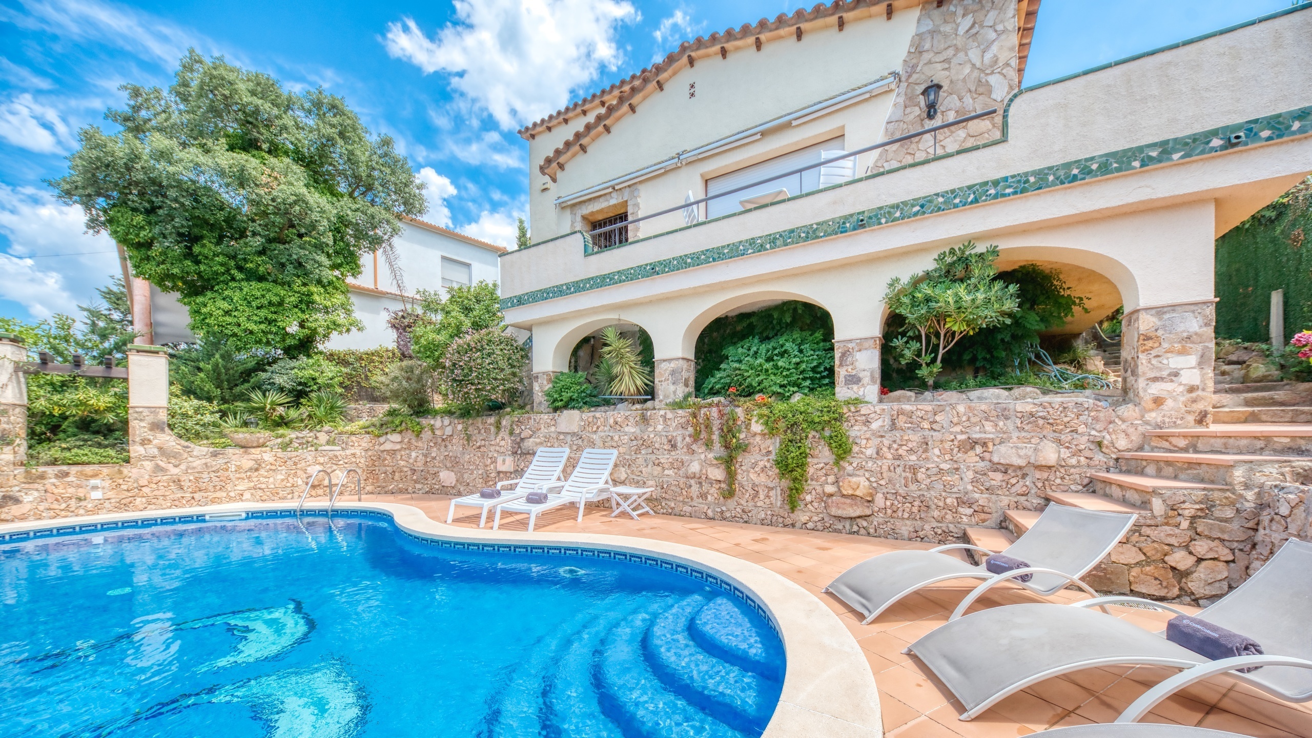 Holiday villas Costa Brava Spain - Villa Cleo - Sunbeds