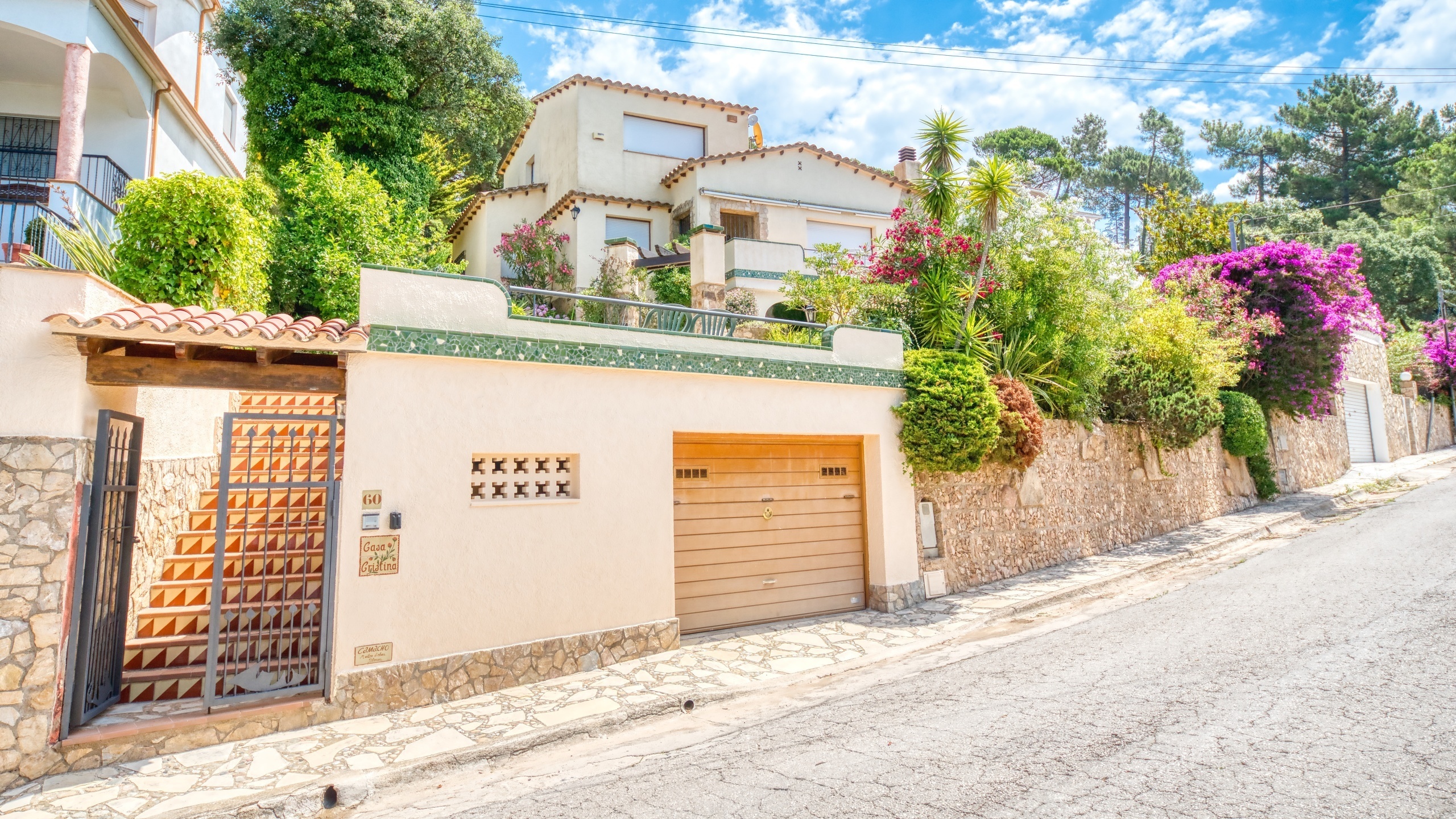 Holiday villas Costa Brava Spain - Villa Cleo - Street view arrival at property