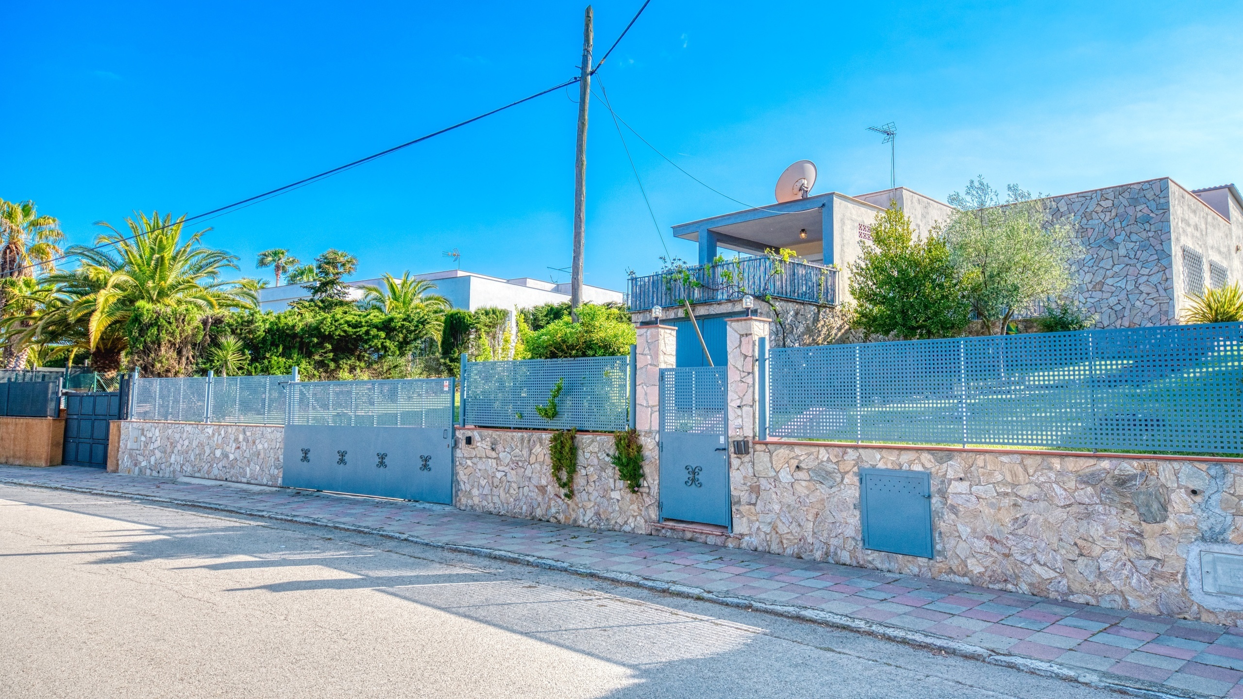 Holiday villas Costa Brava Spain - Villa Yara - Street view arrival at property