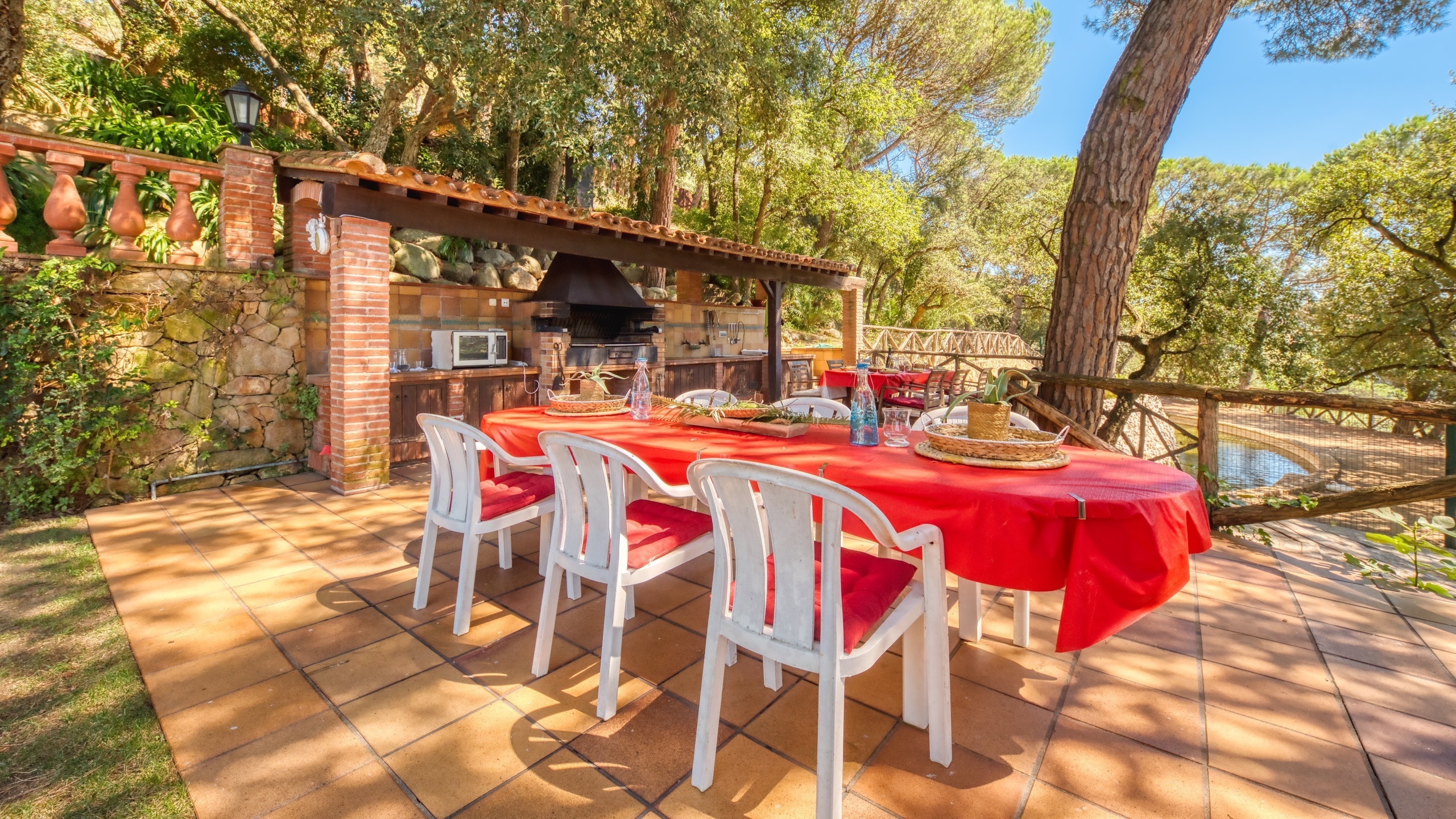 Holiday villas Costa Brava Spain - Villa Paradise - BBQ Area