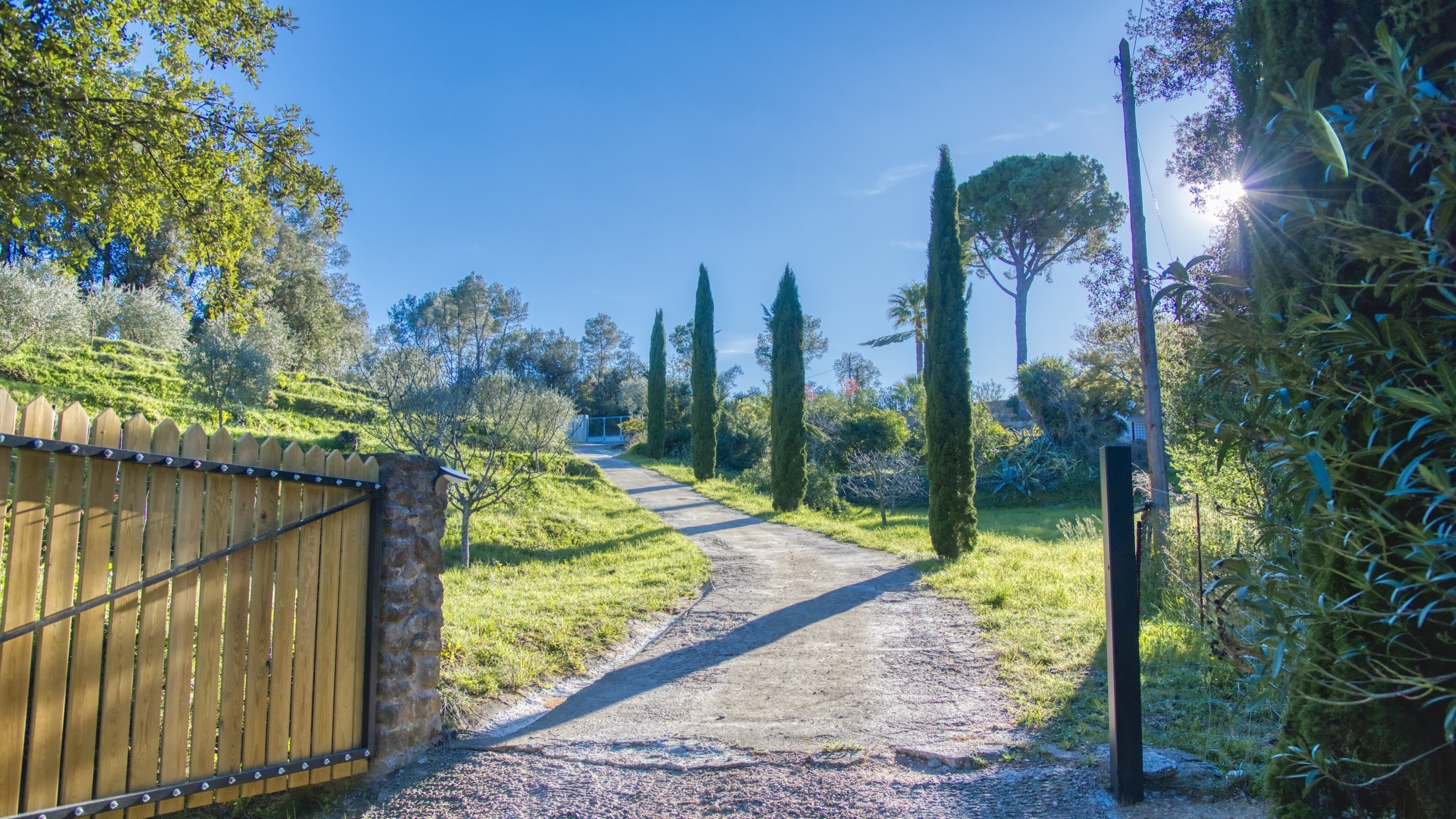 Vakantievilla's Costa Brava Countryside Spanje - Villa Racoon - Aankomst met uitzicht op de straat bij de accommodatie