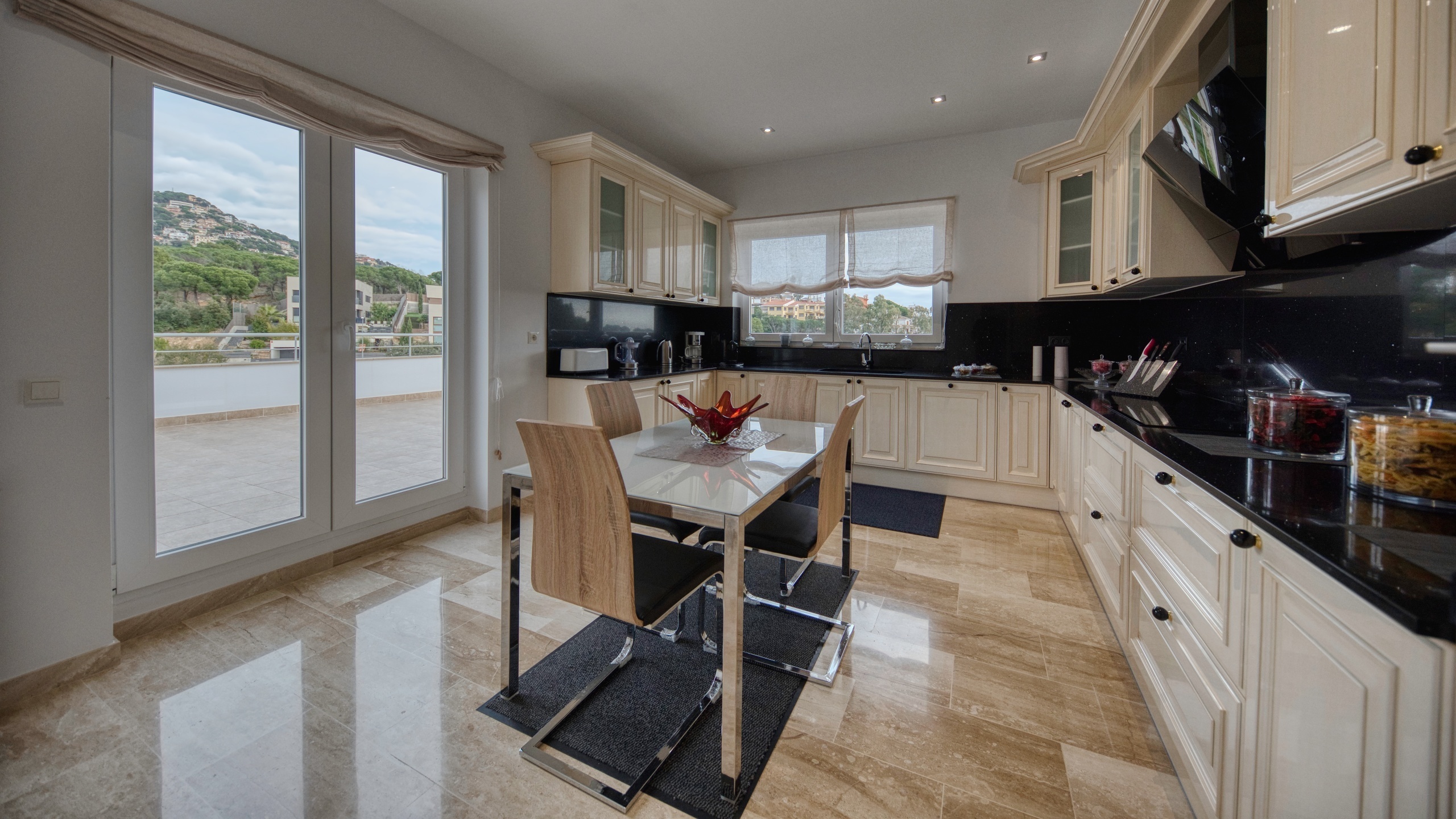 Holiday villas Costa Brava Spain - Villa Madison - Kitchen