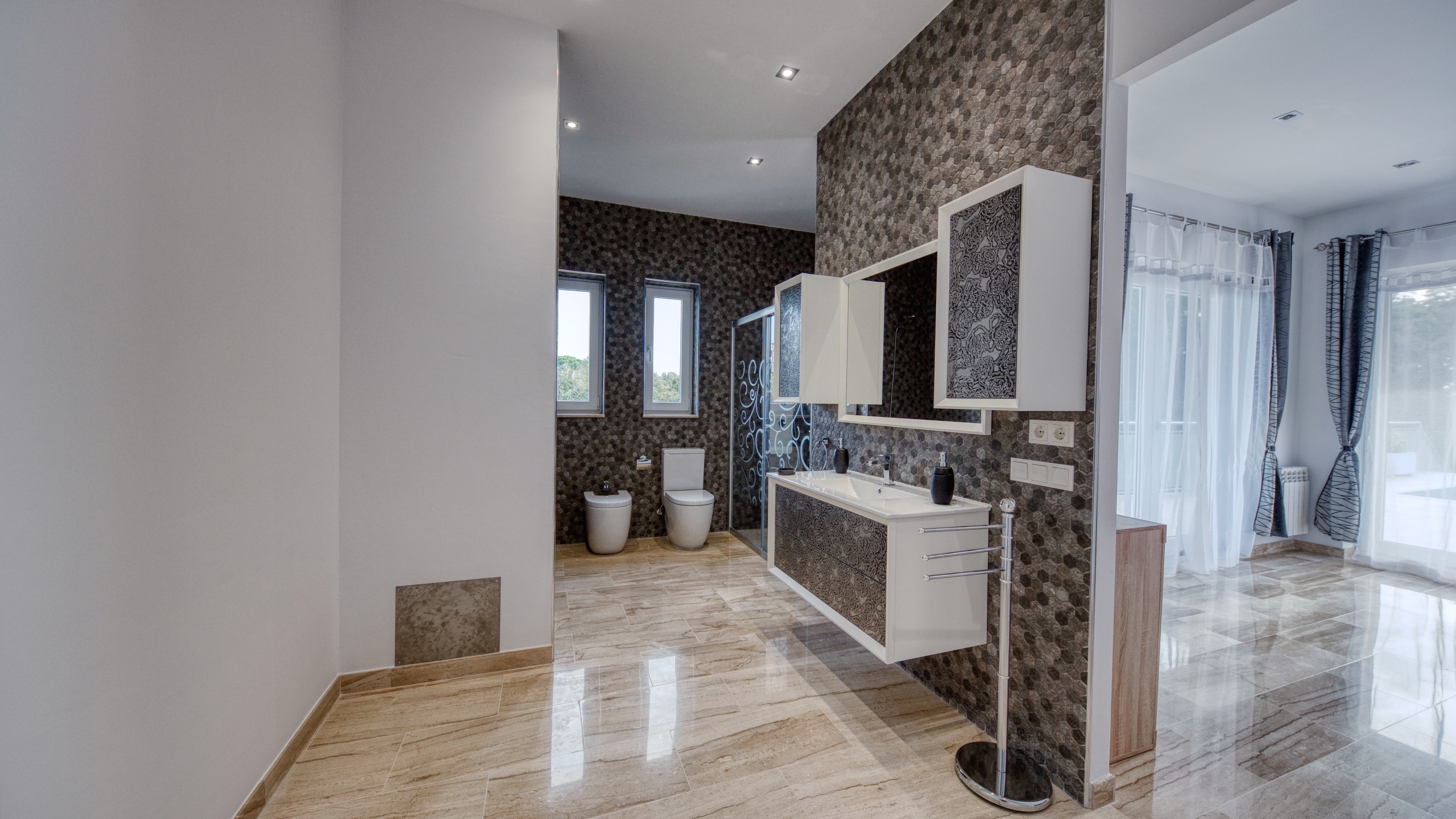 Holiday villas Costa Brava Spain - Villa Madison - En-suite bathroom 